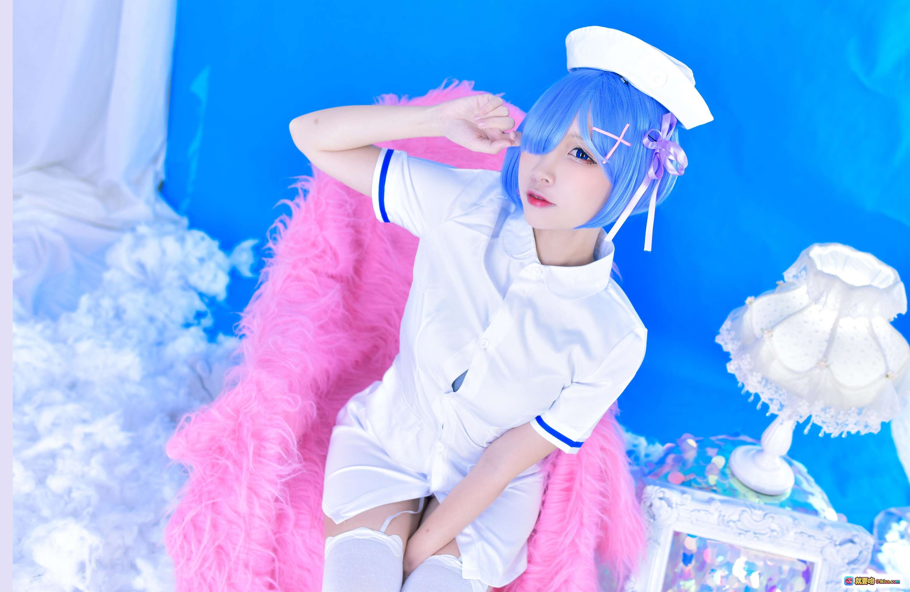 图片[3] - 二佐Nisa NO.037 蕾姆护士Cosplay写真 31P高清图集 蓝发少女粉毛披肩 白色护士服造型 甜美可爱风格 精致妆容与发饰 摄影棚蓝背景出片 - 就要吻