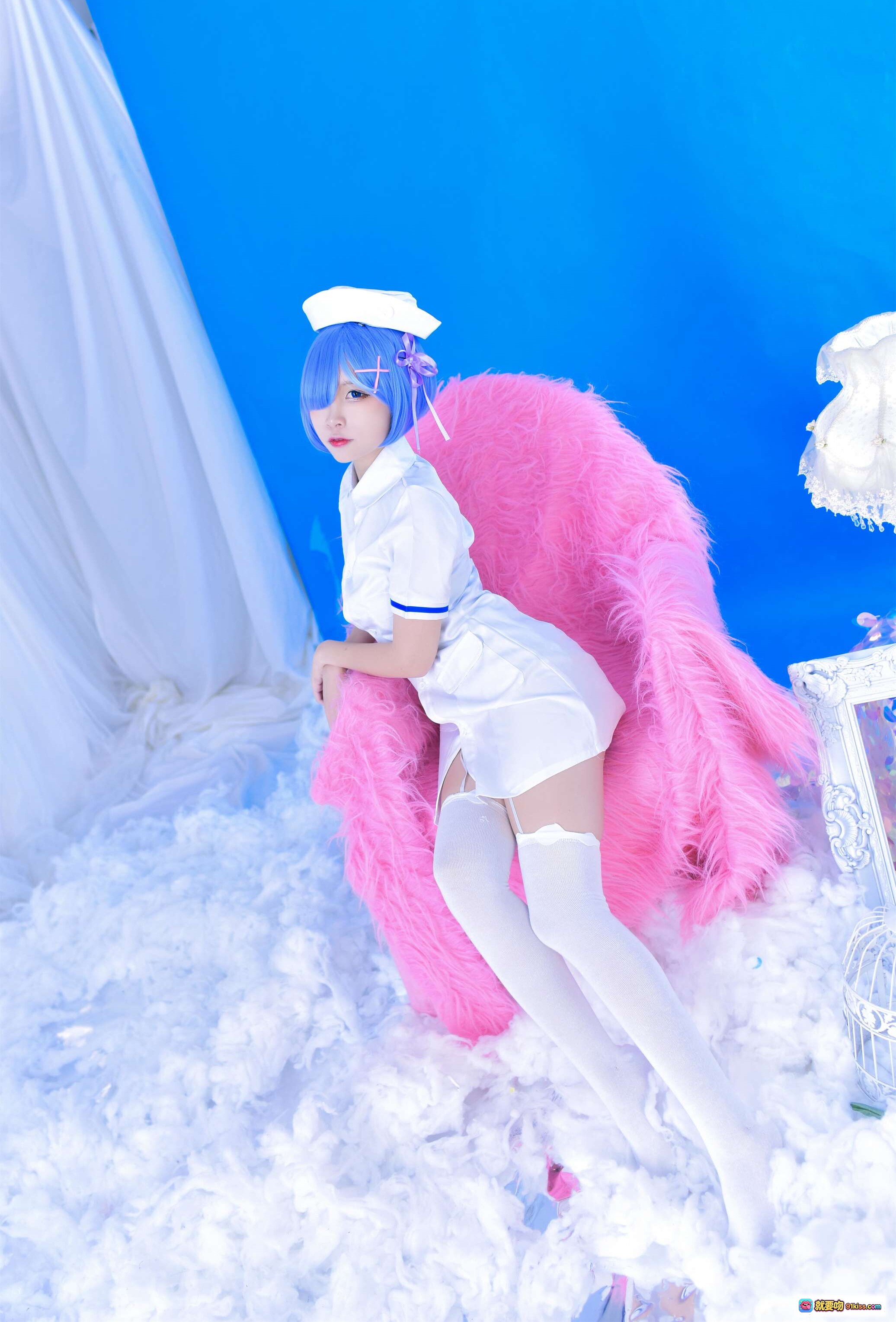 图片[2] - 二佐Nisa NO.037 蕾姆护士Cosplay写真 31P高清图集 蓝发少女粉毛披肩 白色护士服造型 甜美可爱风格 精致妆容与发饰 摄影棚蓝背景出片 - 就要吻