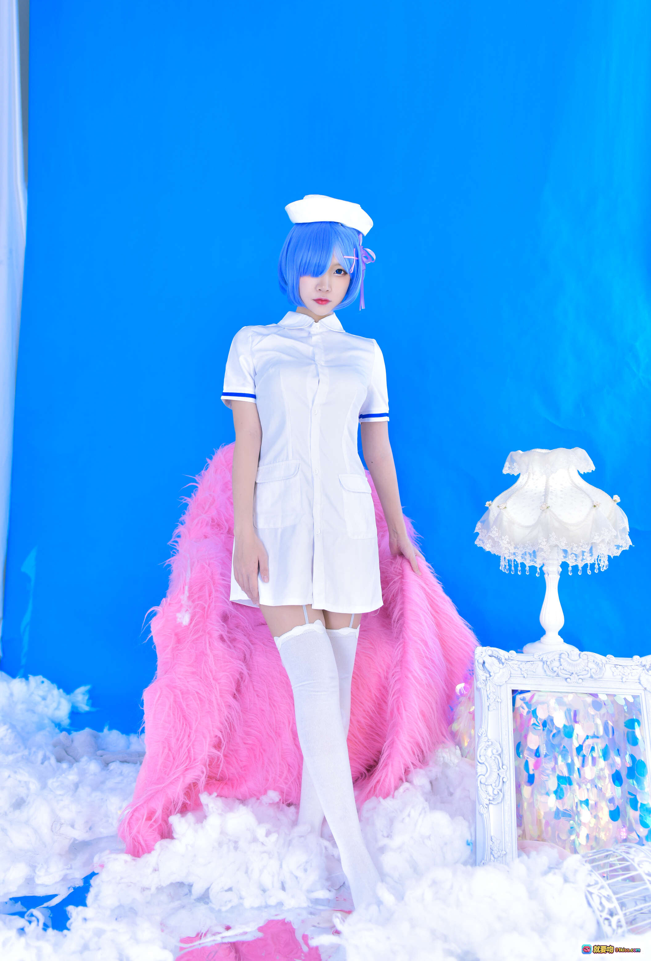 图片[6] - 二佐Nisa NO.037 蕾姆护士Cosplay写真 31P高清图集 蓝发少女粉毛披肩 白色护士服造型 甜美可爱风格 精致妆容与发饰 摄影棚蓝背景出片 - 就要吻