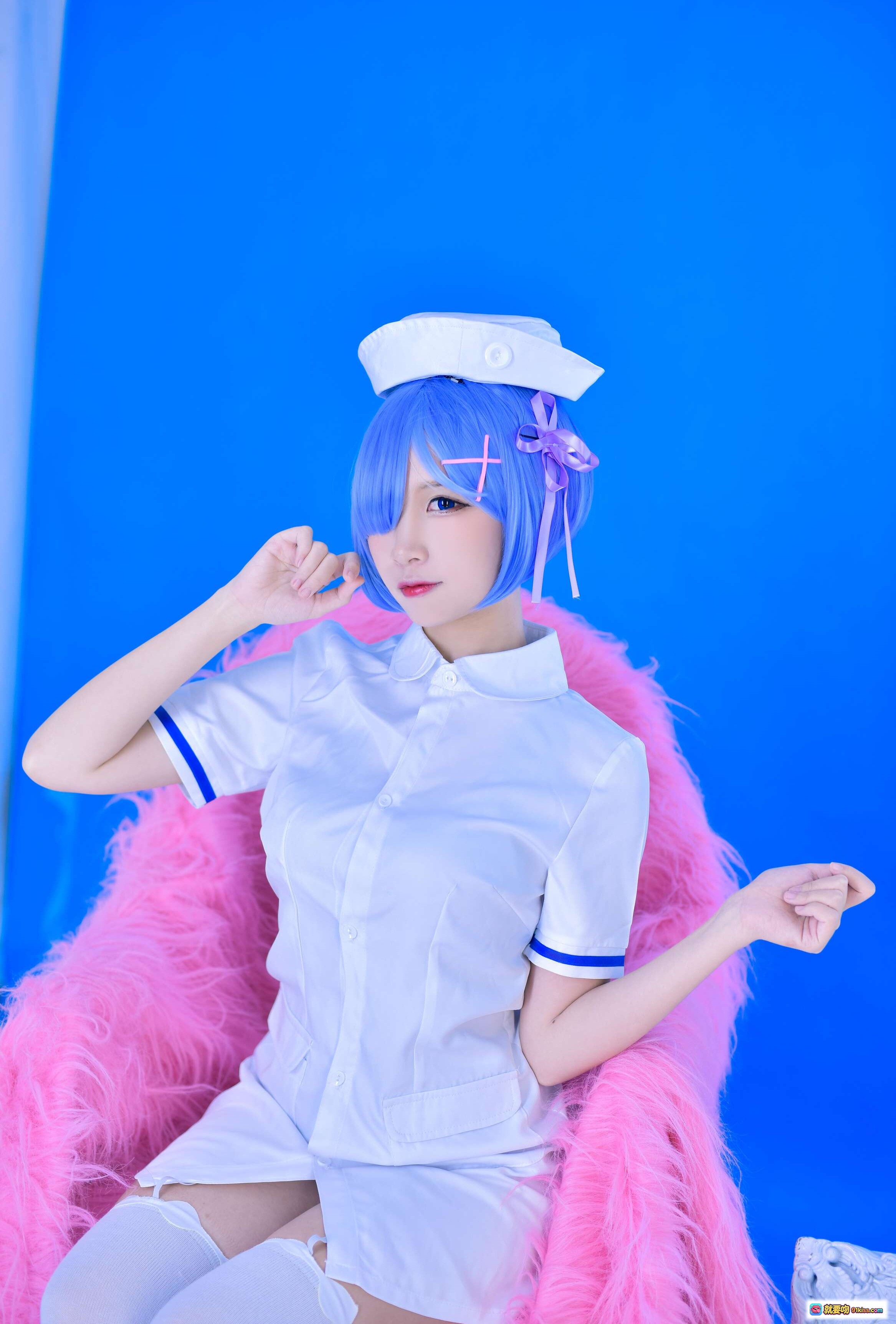 图片[4] - 二佐Nisa NO.037 蕾姆护士Cosplay写真 31P高清图集 蓝发少女粉毛披肩 白色护士服造型 甜美可爱风格 精致妆容与发饰 摄影棚蓝背景出片 - 就要吻