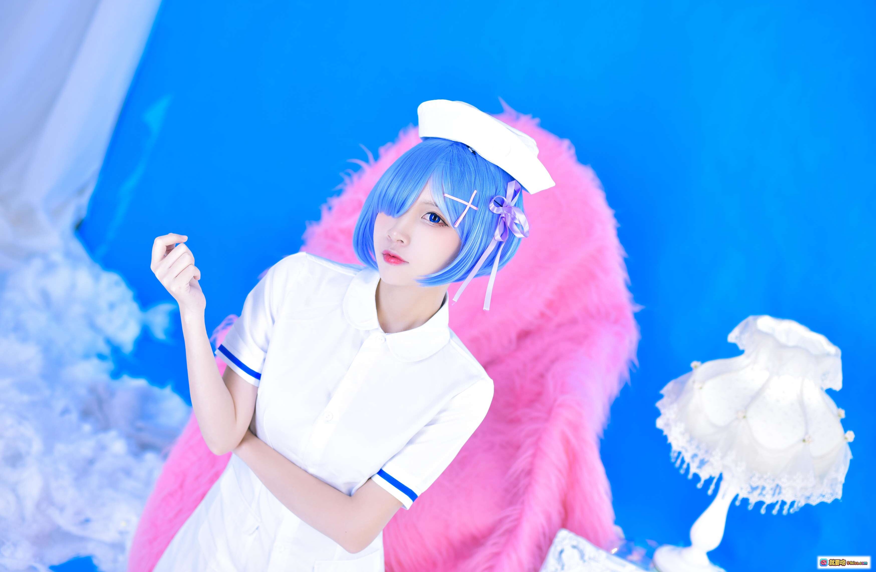 图片[8] - 二佐Nisa NO.037 蕾姆护士Cosplay写真 31P高清图集 蓝发少女粉毛披肩 白色护士服造型 甜美可爱风格 精致妆容与发饰 摄影棚蓝背景出片 - 就要吻
