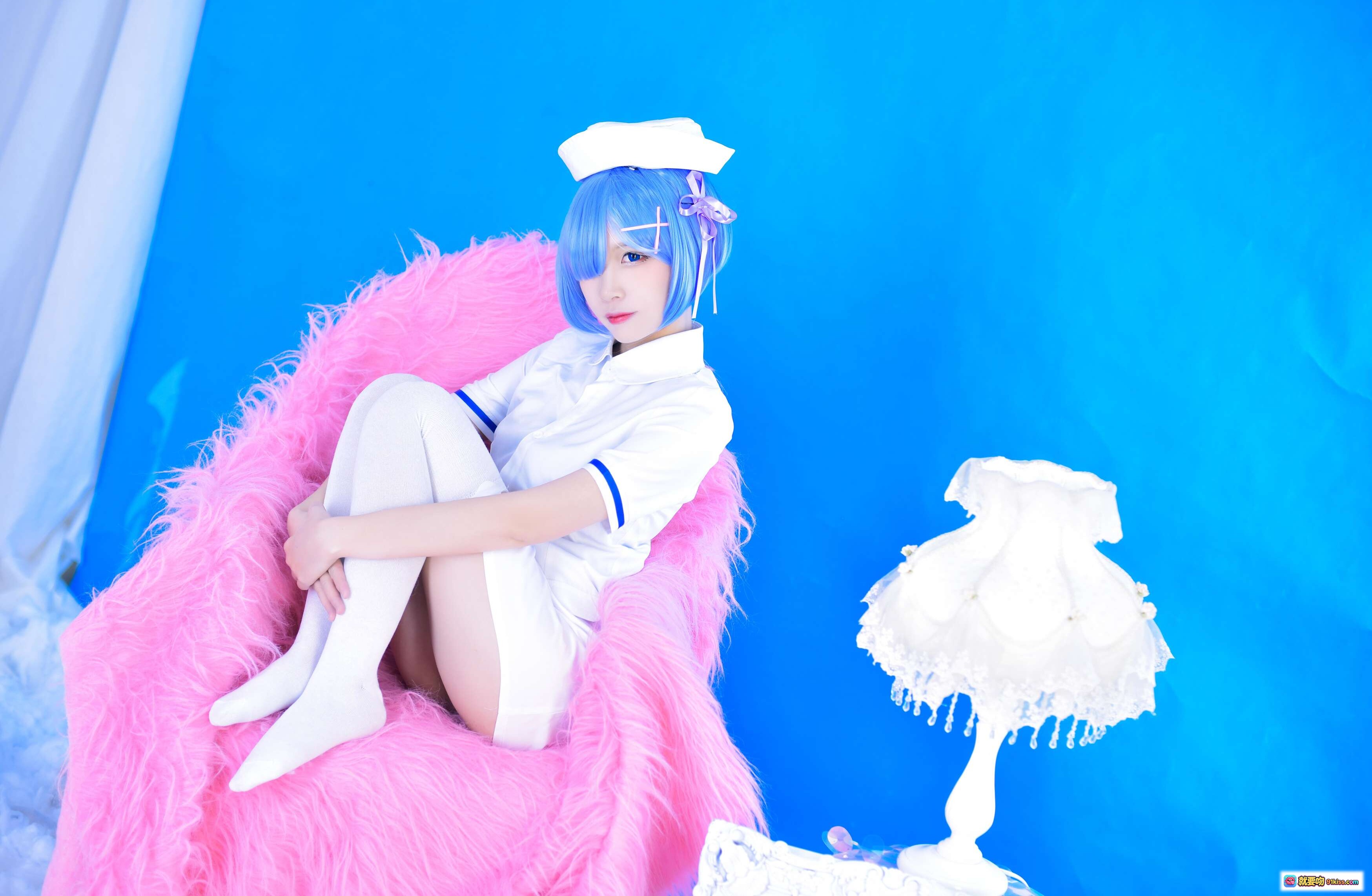 图片[10] - 二佐Nisa NO.037 蕾姆护士Cosplay写真 31P高清图集 蓝发少女粉毛披肩 白色护士服造型 甜美可爱风格 精致妆容与发饰 摄影棚蓝背景出片 - 就要吻