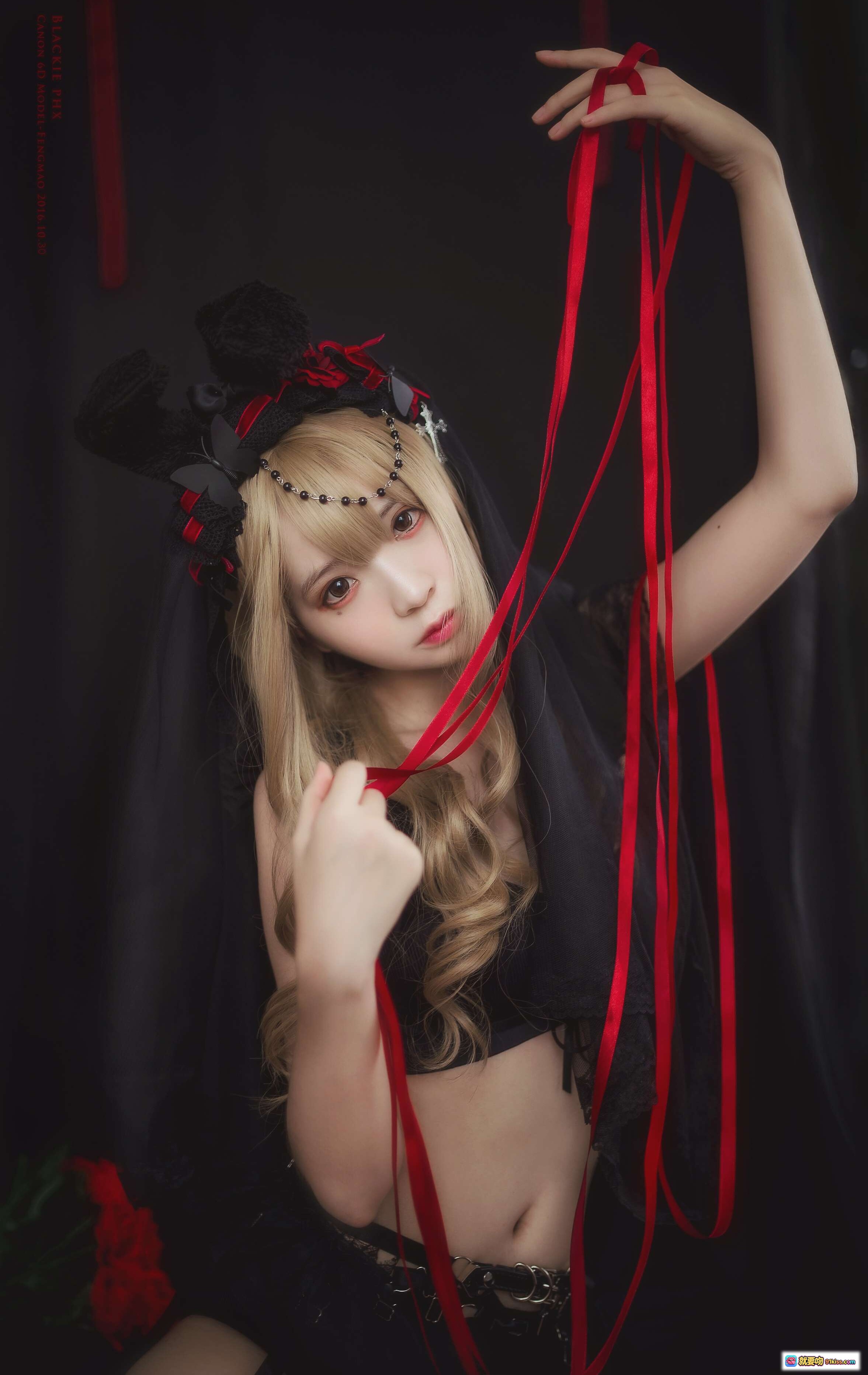 疯猫ss NO.061 黑色玫瑰 Cosplay 美少女 金发红丝带 哥特风 暗黑系 时尚写真 高清壁纸 20-27MB - 就要吻