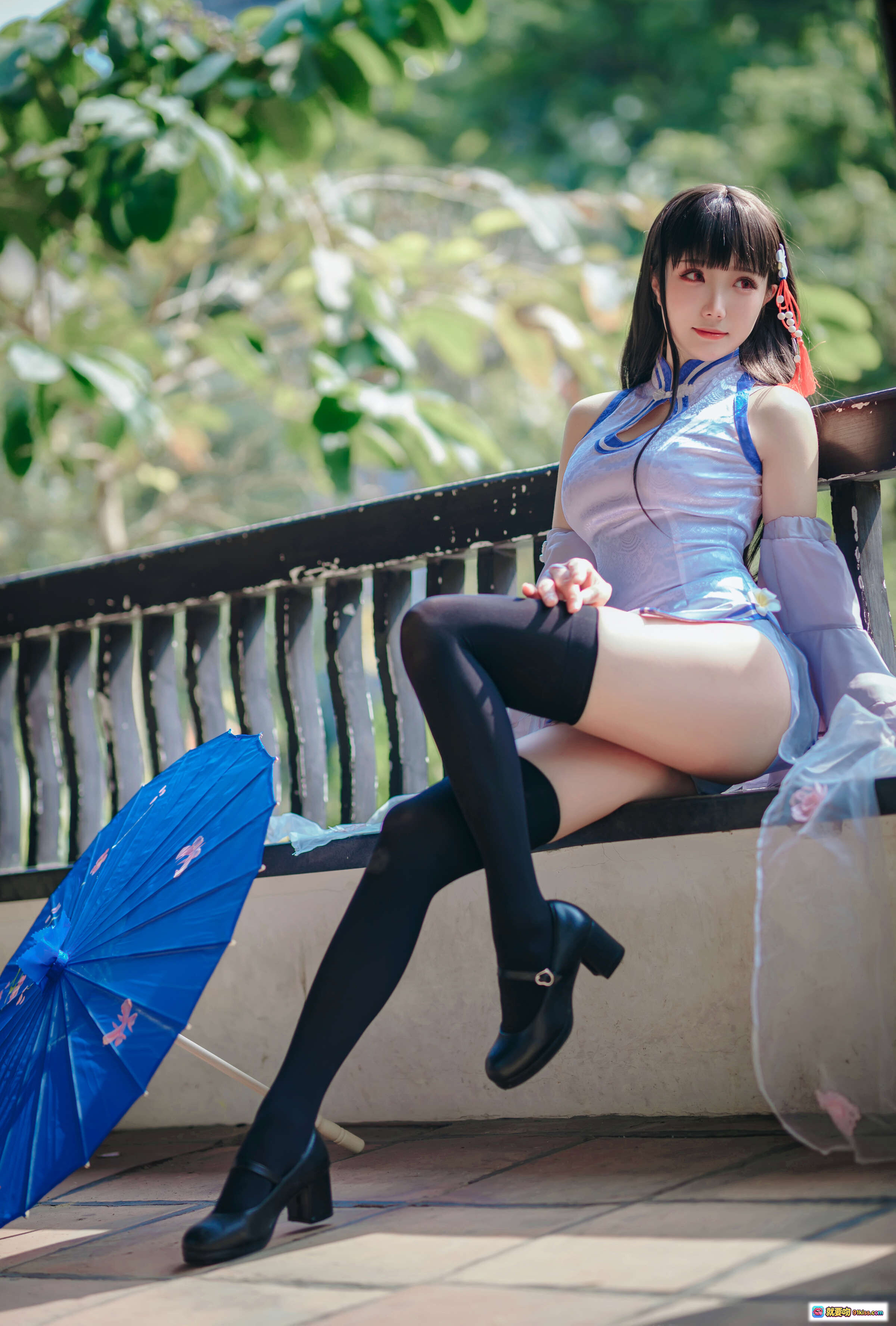 瓜希酱NO.035碧蓝航线逸仙cosplay写真 | 蓝色旗袍黑丝美腿户外坐姿优雅摆拍 - 就要吻
