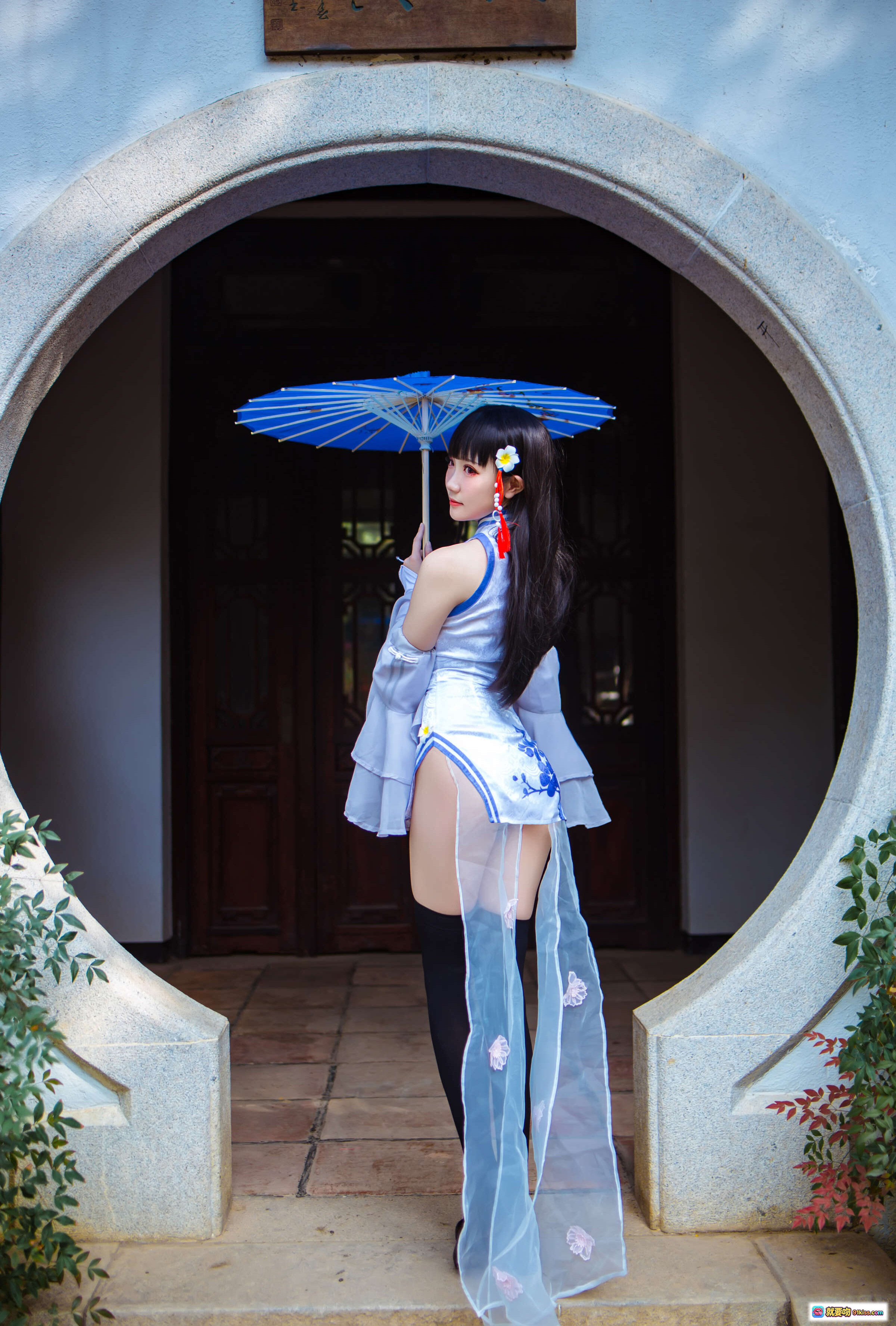 图片[10] - 瓜希酱NO.035碧蓝航线逸仙cosplay写真 | 蓝色旗袍黑丝美腿户外坐姿优雅摆拍 - 就要吻