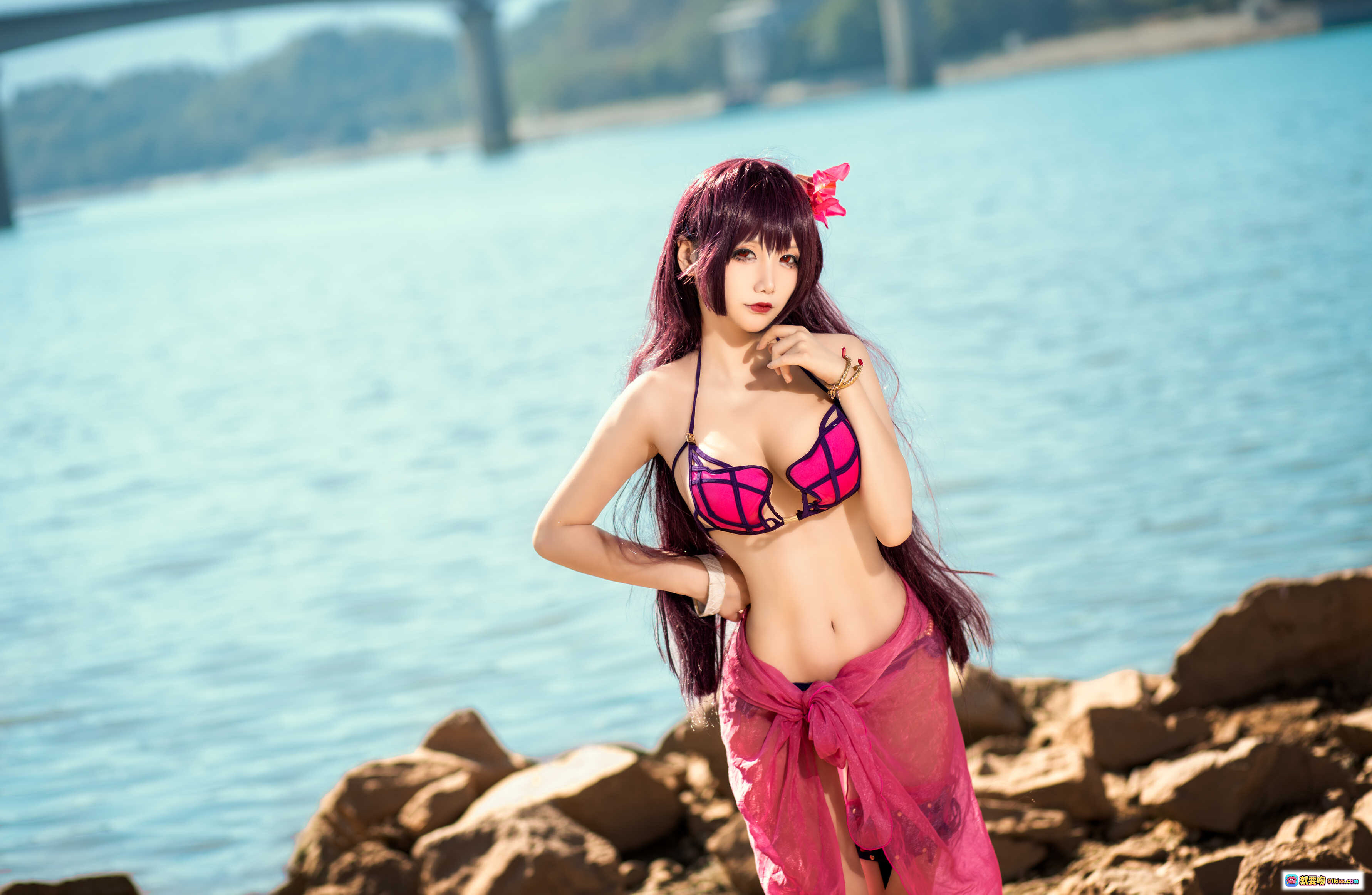 图片[2] - 仙九Airi NO.003 斯卡哈水着Cosplay 红色比基尼 持长矛 海边岩石桥景写真 15P高清图集 - 就要吻
