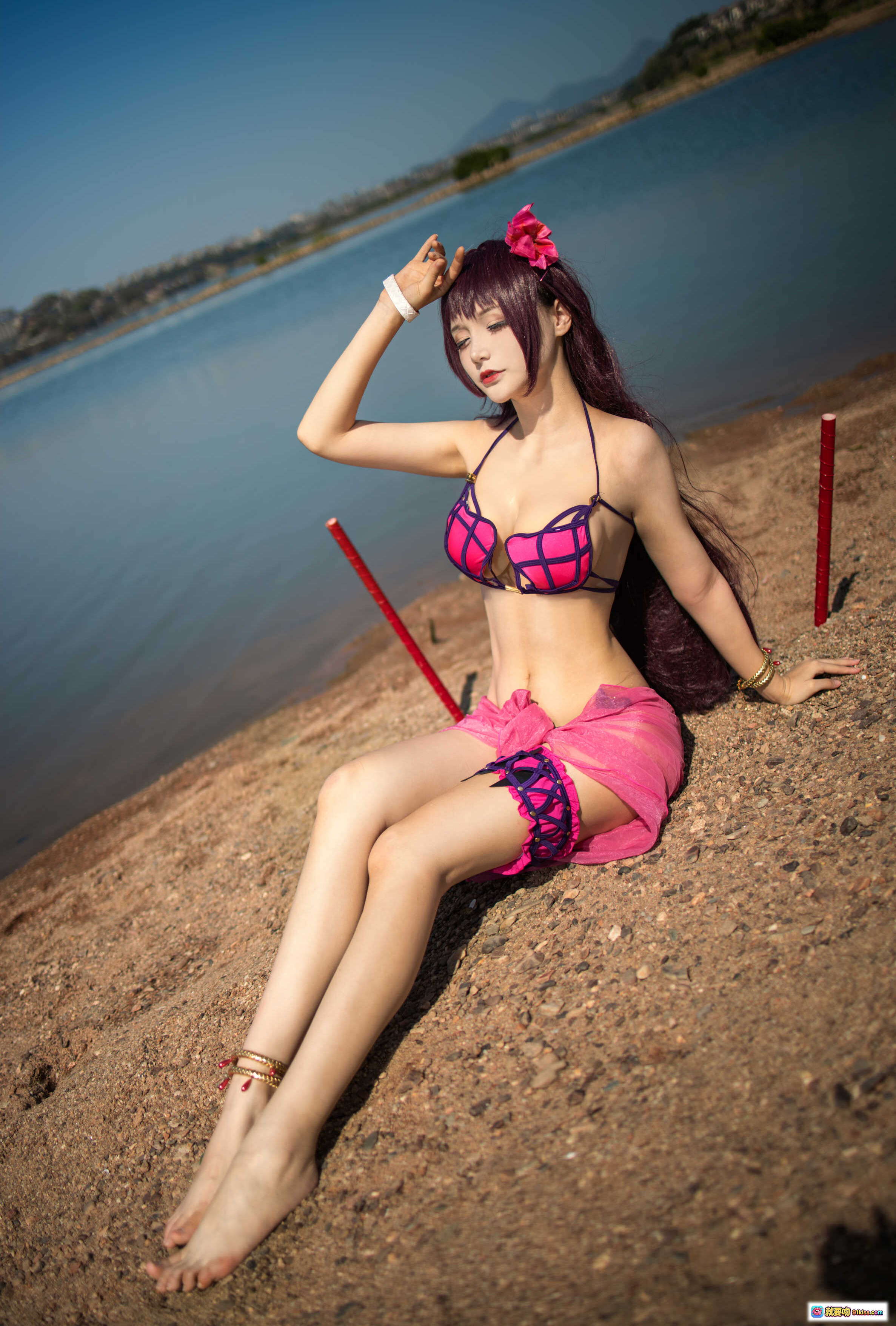 图片[3] - 仙九Airi NO.003 斯卡哈水着Cosplay 红色比基尼 持长矛 海边岩石桥景写真 15P高清图集 - 就要吻