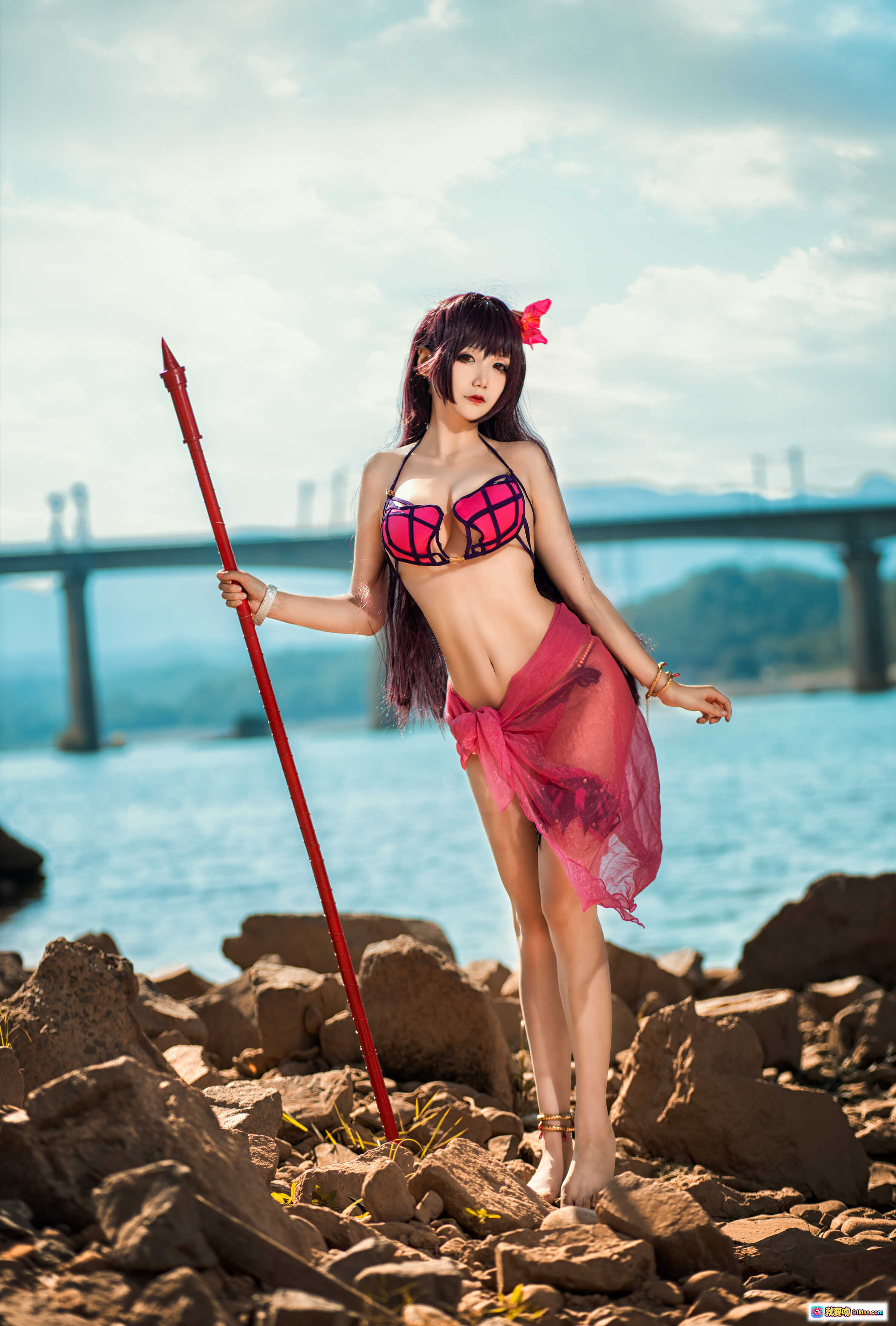 图片[1] - 仙九Airi NO.003 斯卡哈水着Cosplay 红色比基尼 持长矛 海边岩石桥景写真 15P高清图集 - 就要吻