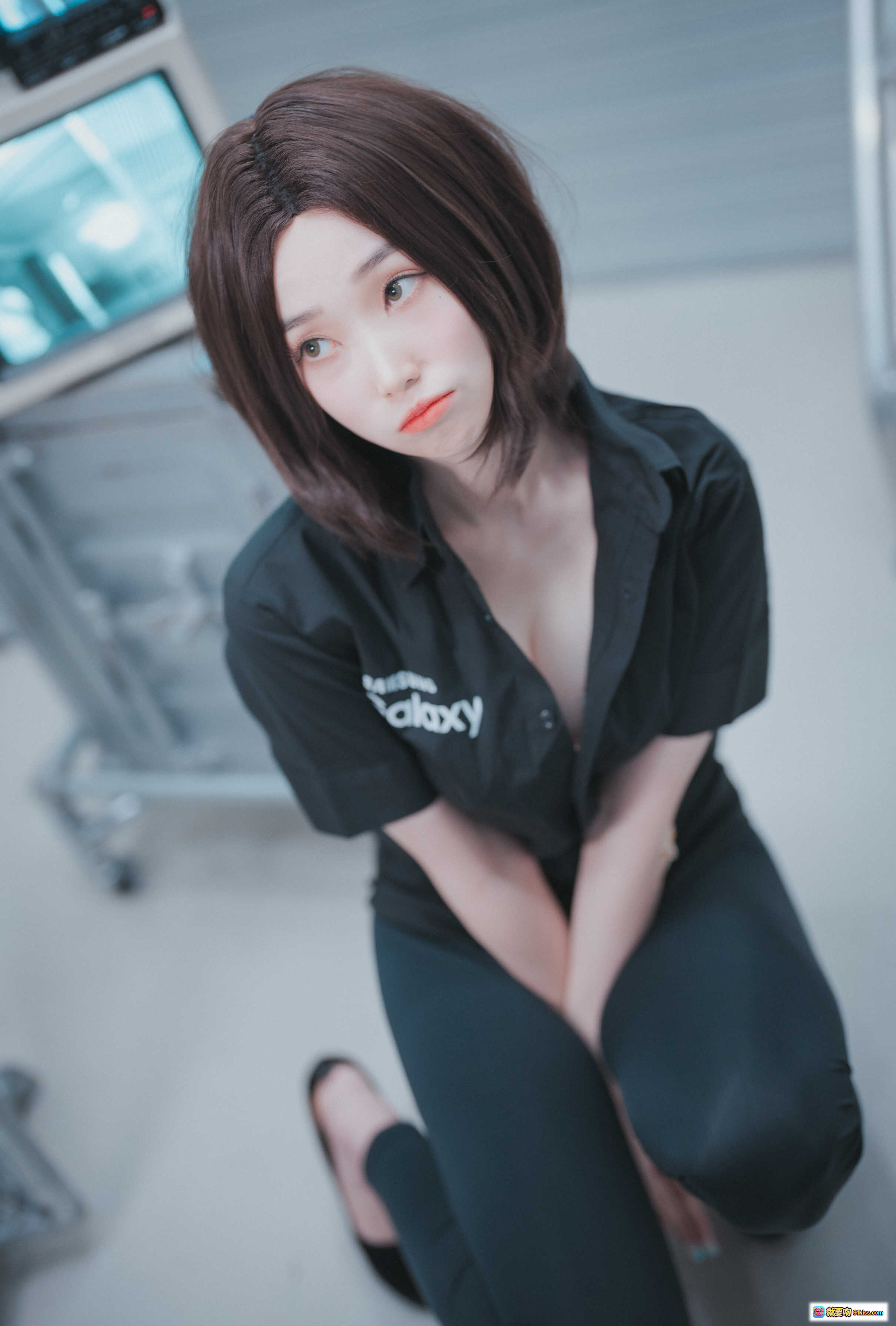 Bambi [DJAWA] Hi Sam 黑衬衫性感写真 短发美臀黑丝诱惑 时尚私房摄影大片 - 就要吻