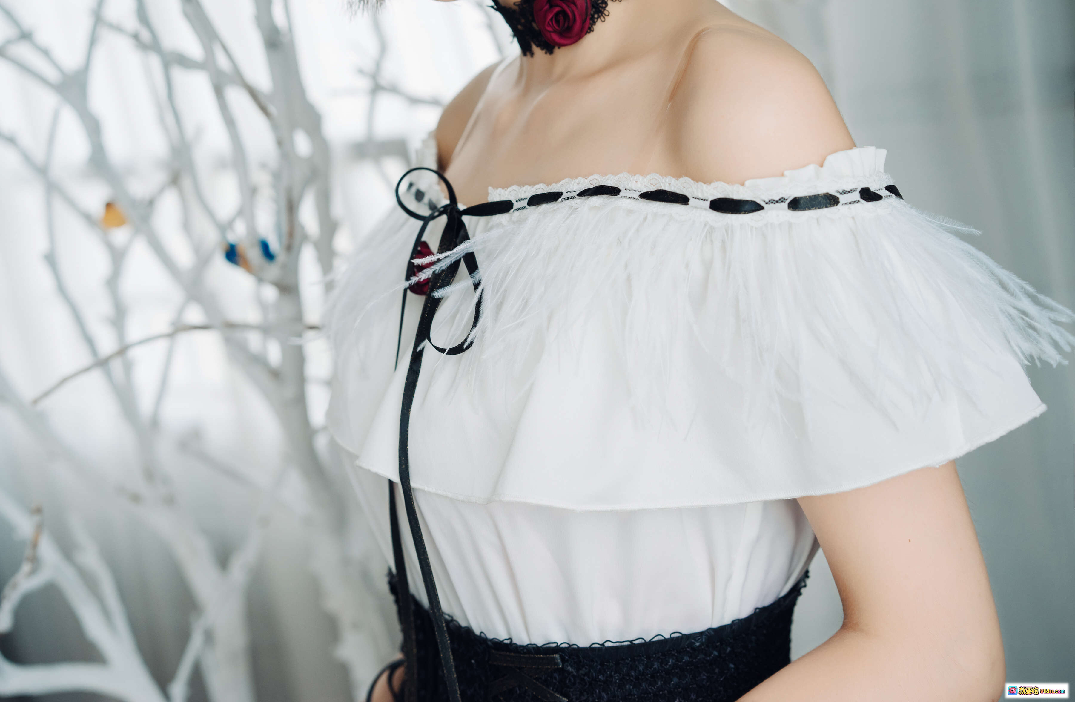 图片[3] - 疯猫ss NO.021 小裙子 Gothic Lolita 风格 甜美暗黑系 女孩笼中写真 彩色玻璃窗光影 洛丽塔洋装 黑白蕾丝 蓝色刺绣裙摆 短发少女 22P高清图集 - 就要吻