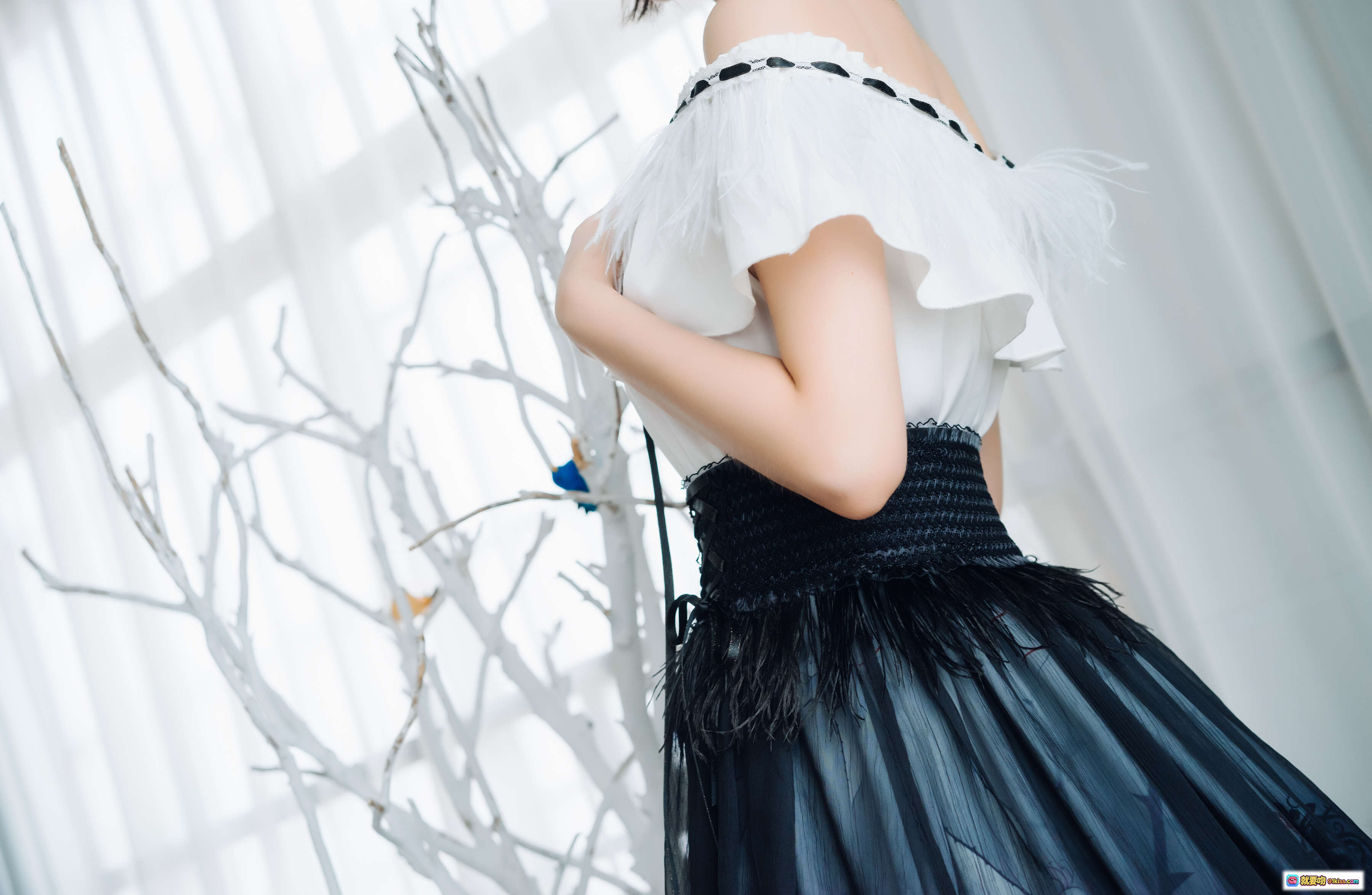 图片[6] - 疯猫ss NO.021 小裙子 Gothic Lolita 风格 甜美暗黑系 女孩笼中写真 彩色玻璃窗光影 洛丽塔洋装 黑白蕾丝 蓝色刺绣裙摆 短发少女 22P高清图集 - 就要吻