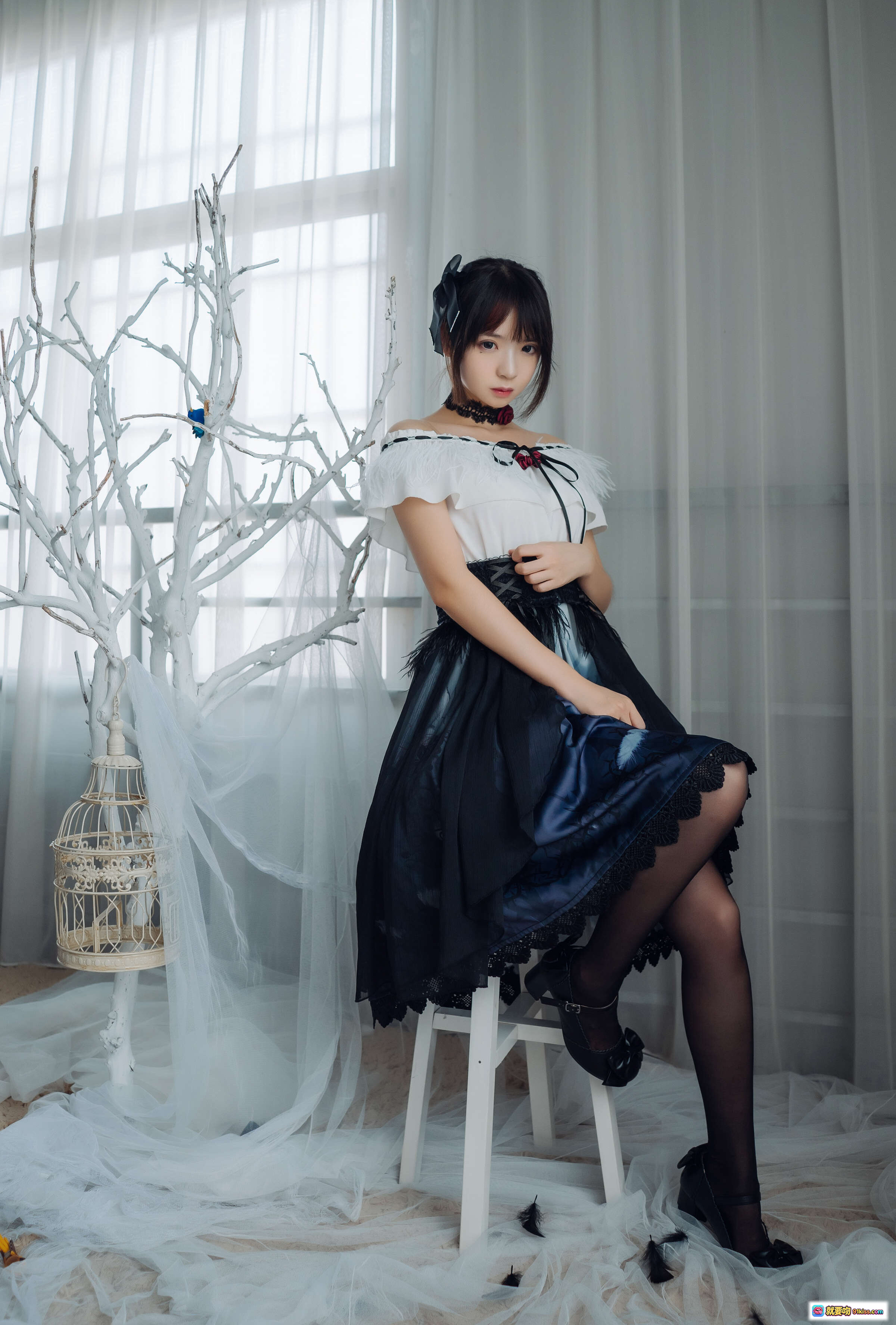 图片[7] - 疯猫ss NO.021 小裙子 Gothic Lolita 风格 甜美暗黑系 女孩笼中写真 彩色玻璃窗光影 洛丽塔洋装 黑白蕾丝 蓝色刺绣裙摆 短发少女 22P高清图集 - 就要吻