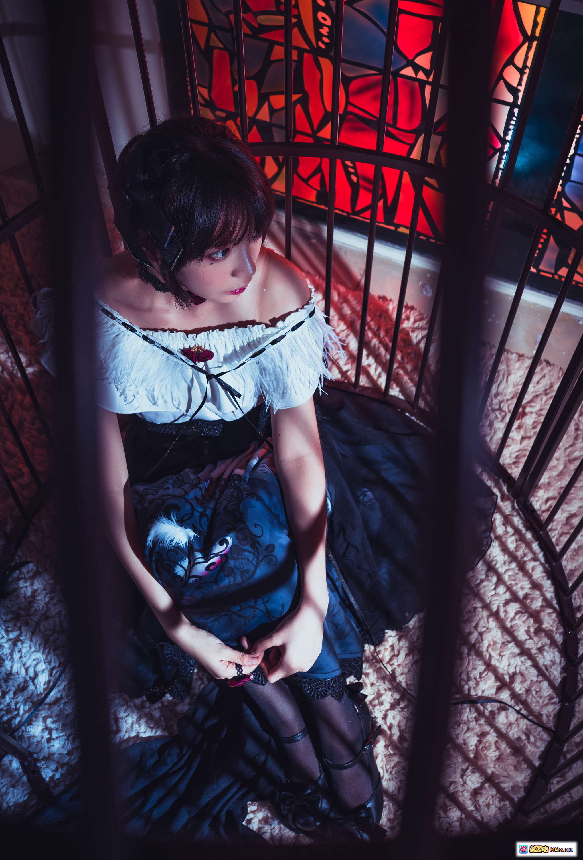 疯猫ss NO.021 小裙子 Gothic Lolita 风格 甜美暗黑系 女孩笼中写真 彩色玻璃窗光影 洛丽塔洋装 黑白蕾丝 蓝色刺绣裙摆 短发少女 22P高清图集 - 就要吻