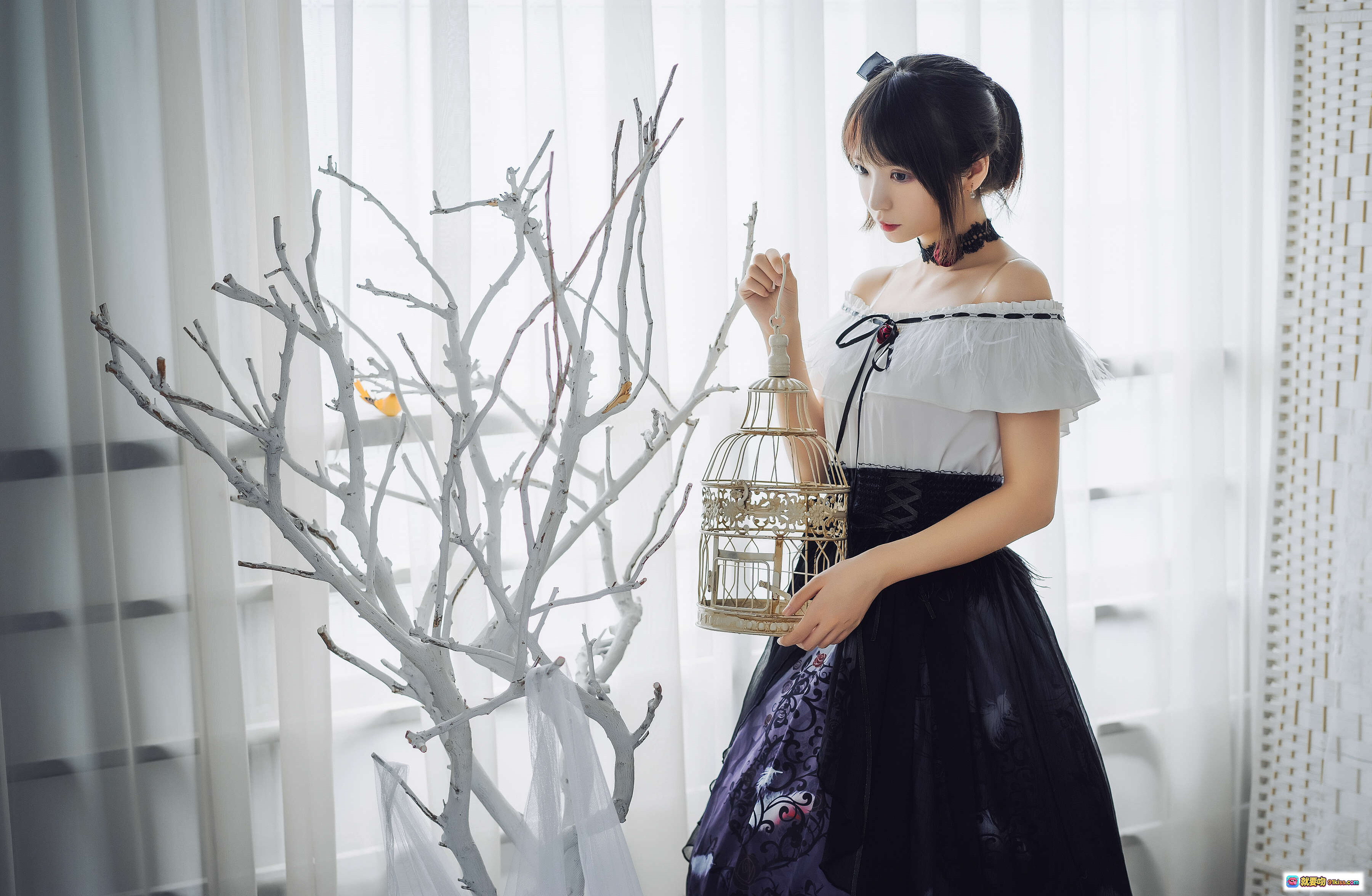 图片[5] - 疯猫ss NO.021 小裙子 Gothic Lolita 风格 甜美暗黑系 女孩笼中写真 彩色玻璃窗光影 洛丽塔洋装 黑白蕾丝 蓝色刺绣裙摆 短发少女 22P高清图集 - 就要吻