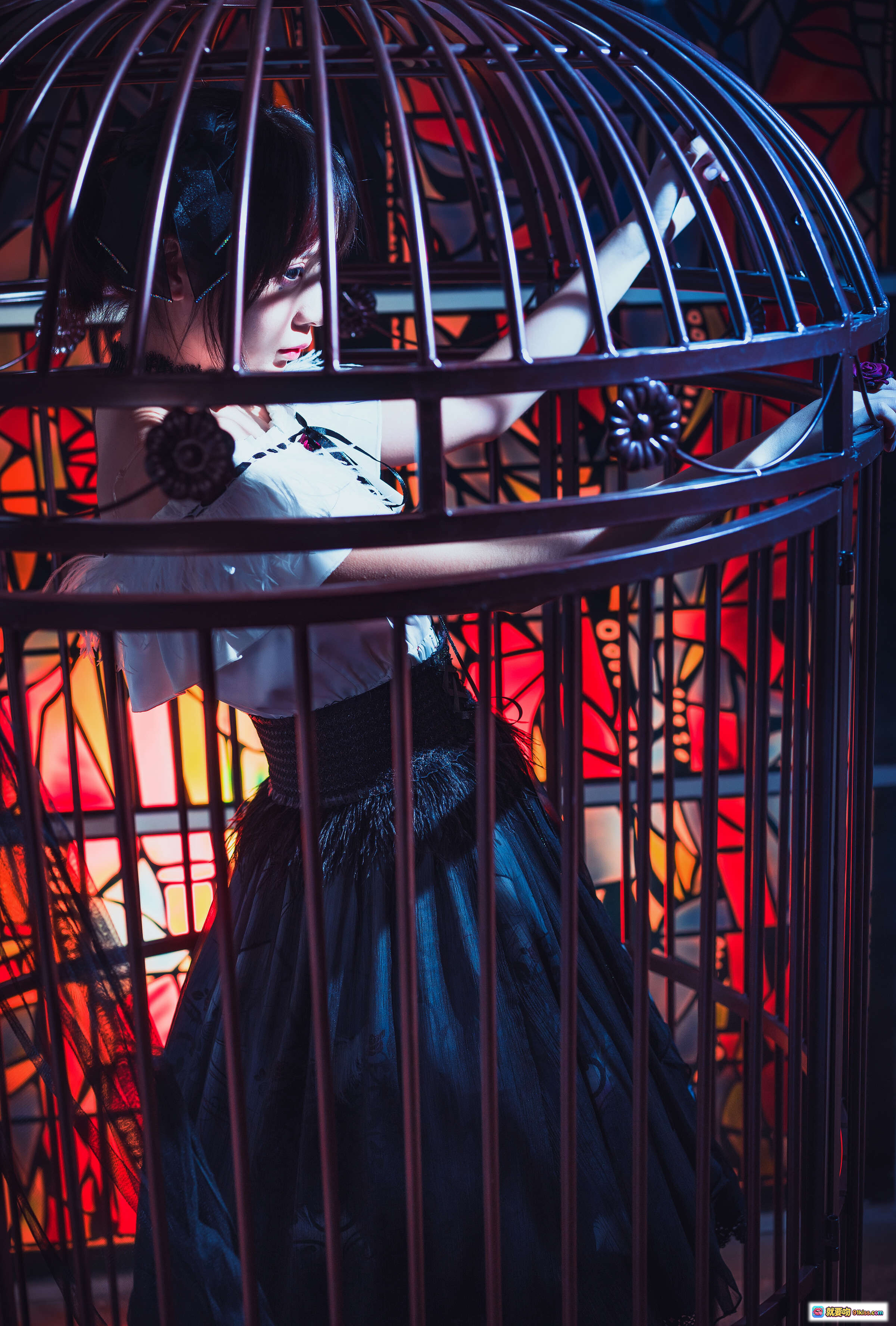 图片[9] - 疯猫ss NO.021 小裙子 Gothic Lolita 风格 甜美暗黑系 女孩笼中写真 彩色玻璃窗光影 洛丽塔洋装 黑白蕾丝 蓝色刺绣裙摆 短发少女 22P高清图集 - 就要吻