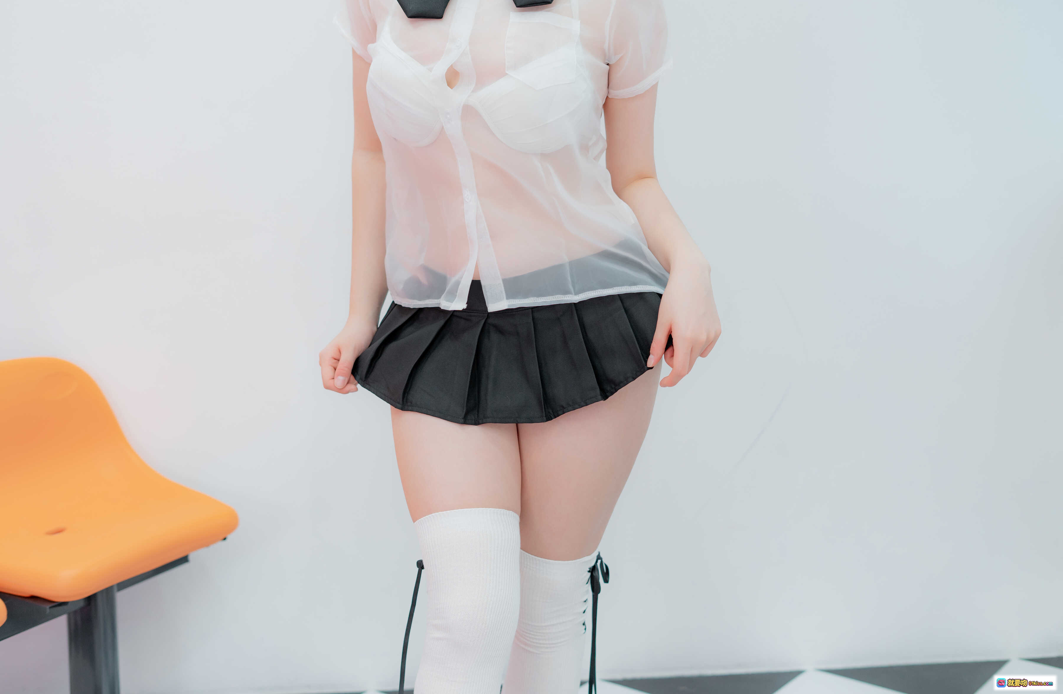 图片[10] - Bambi CREAMSODA VOL.11 概念写真｜透明衬衫黑短裙白丝袜｜棋盘格地板橙色座椅日系少女风 - 就要吻
