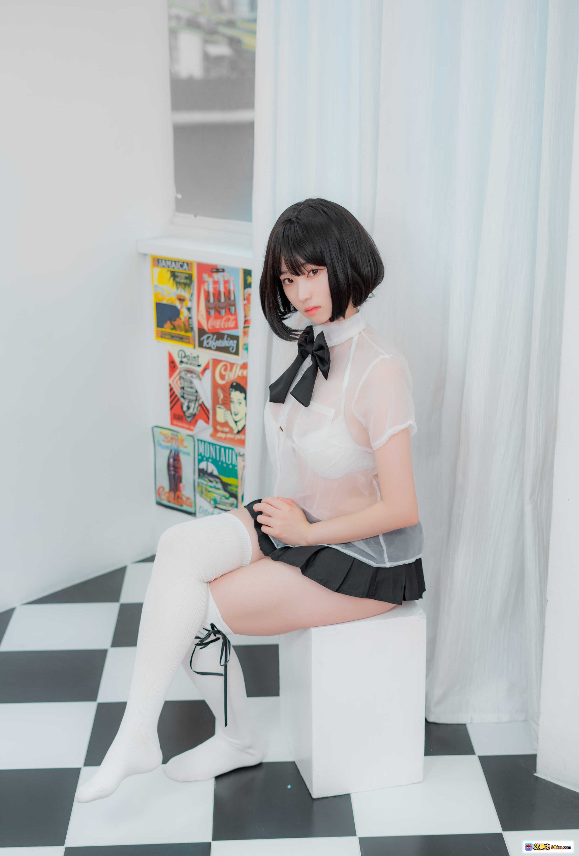 图片[6] - Bambi CREAMSODA VOL.11 概念写真｜透明衬衫黑短裙白丝袜｜棋盘格地板橙色座椅日系少女风 - 就要吻