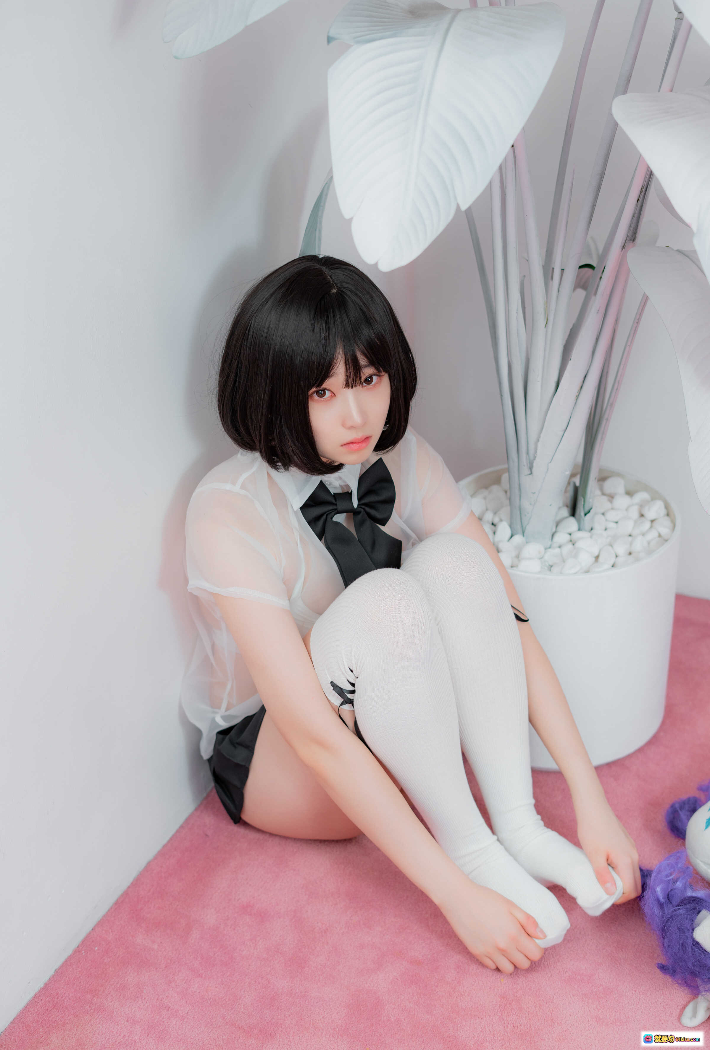 图片[5] - Bambi CREAMSODA VOL.11 概念写真｜透明衬衫黑短裙白丝袜｜棋盘格地板橙色座椅日系少女风 - 就要吻