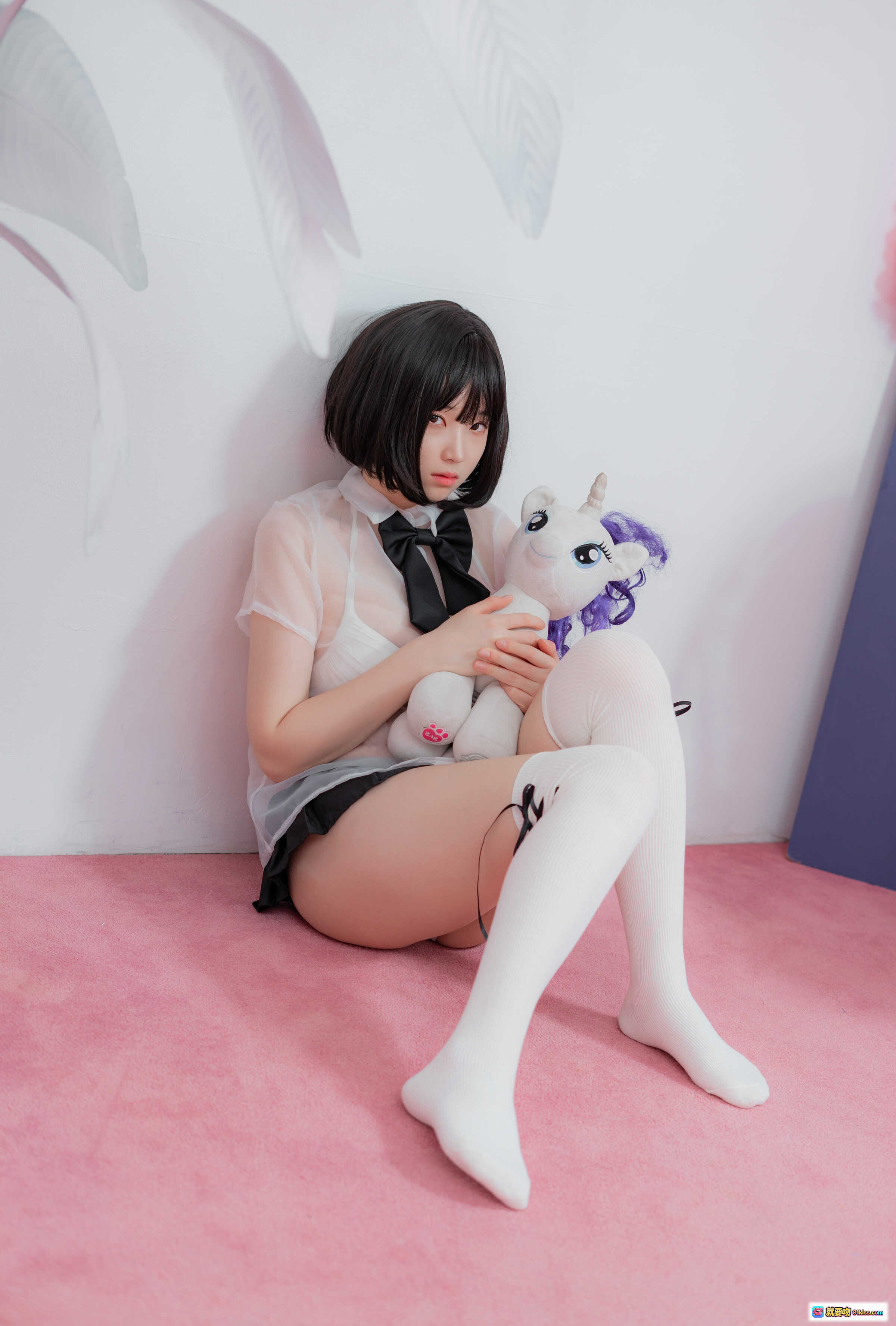 图片[7] - Bambi CREAMSODA VOL.11 概念写真｜透明衬衫黑短裙白丝袜｜棋盘格地板橙色座椅日系少女风 - 就要吻