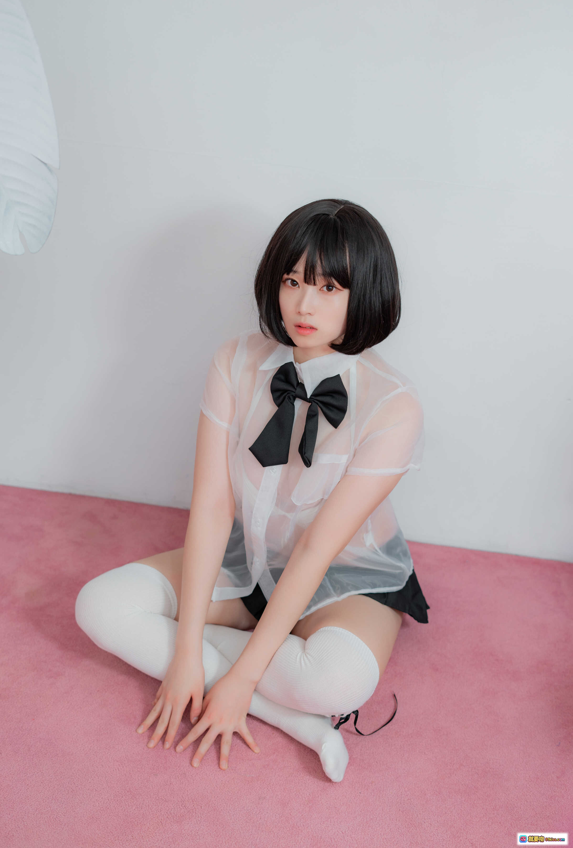 图片[8] - Bambi CREAMSODA VOL.11 概念写真｜透明衬衫黑短裙白丝袜｜棋盘格地板橙色座椅日系少女风 - 就要吻