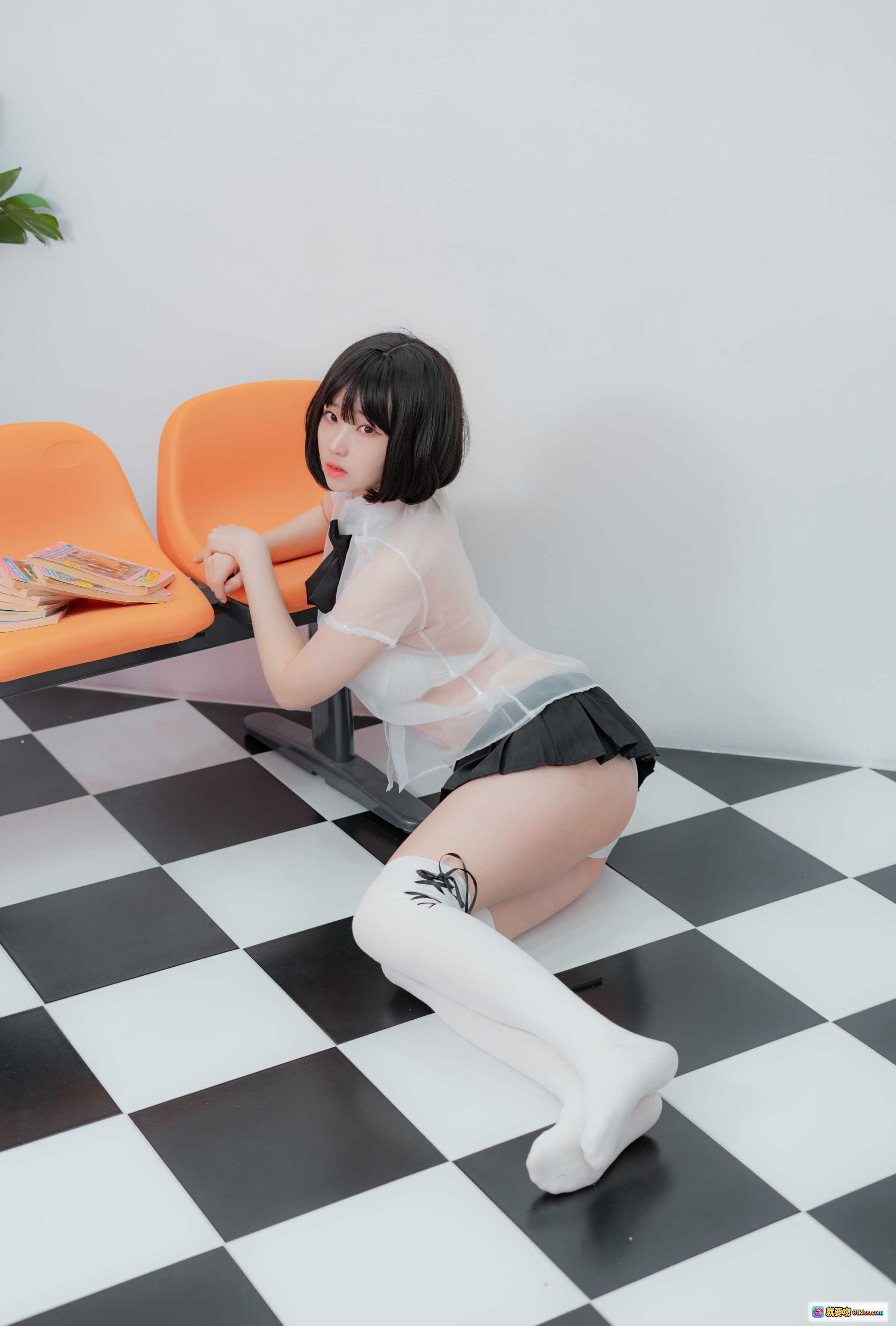 Bambi CREAMSODA VOL.11 概念写真｜透明衬衫黑短裙白丝袜｜棋盘格地板橙色座椅日系少女风 - 就要吻