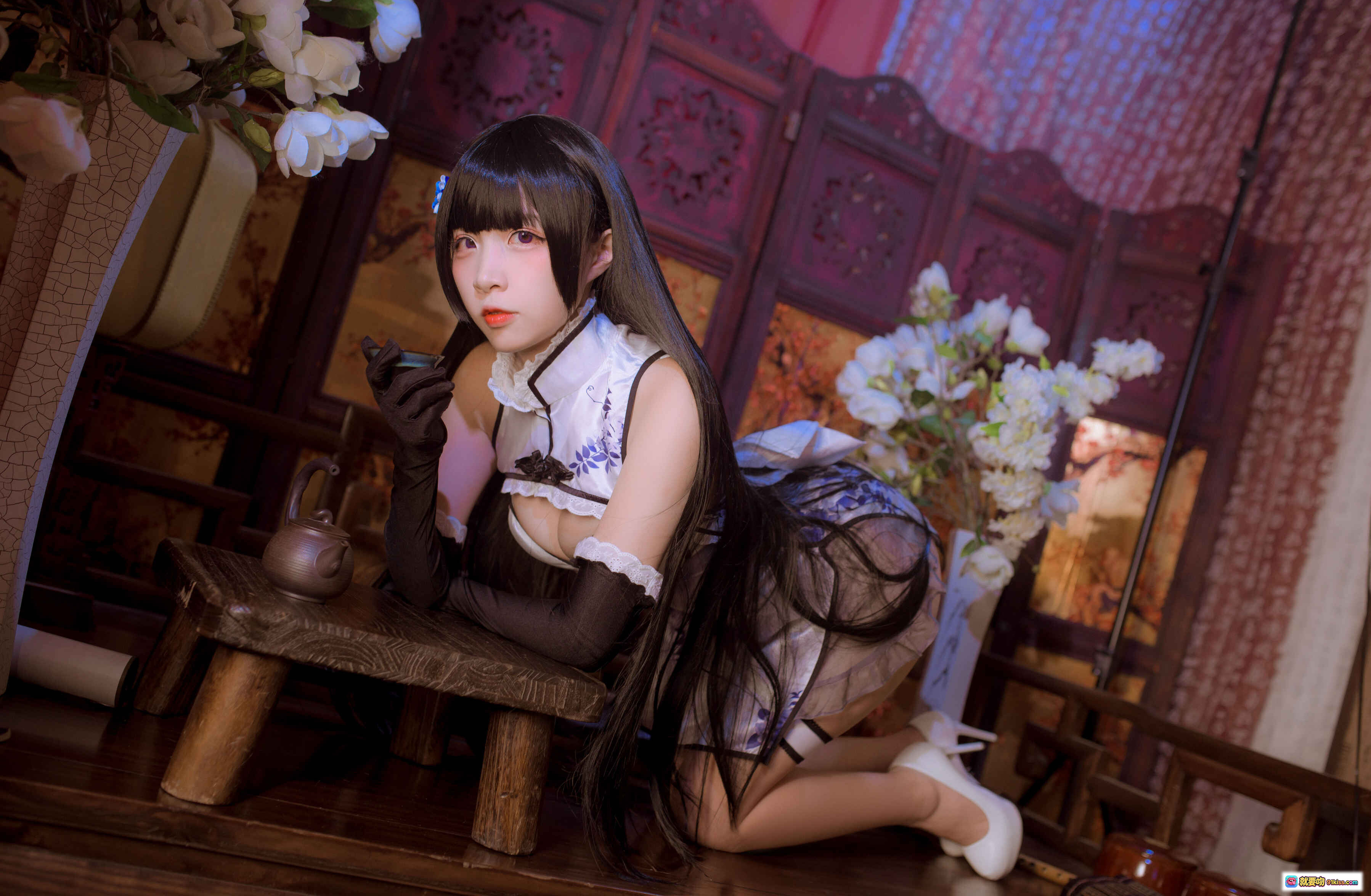 图片[4] - 二佐Nisa NO.022 瓶儿 Cosplay 旗袍写真 白色青花瓷风 修身镂空设计 黑手套古典美 20P高清图集 - 就要吻