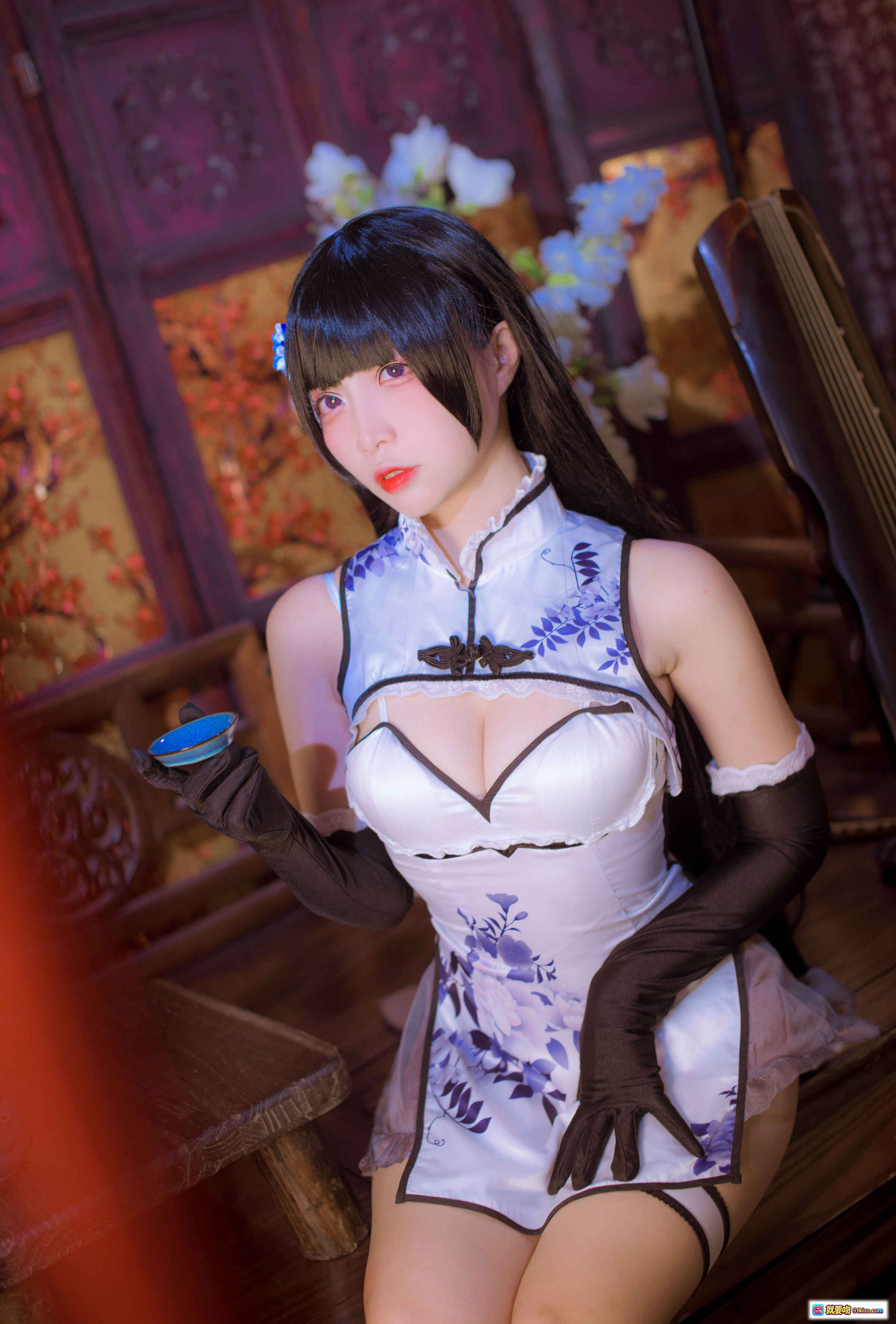图片[1] - 二佐Nisa NO.022 瓶儿 Cosplay 旗袍写真 白色青花瓷风 修身镂空设计 黑手套古典美 20P高清图集 - 就要吻