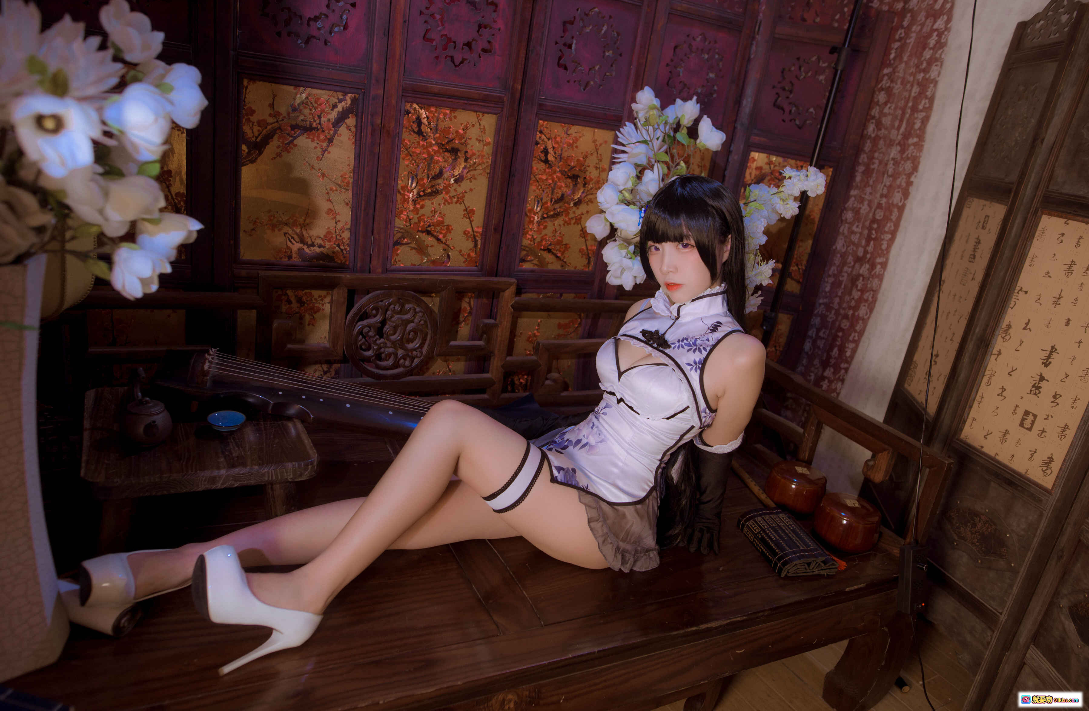 图片[10] - 二佐Nisa NO.022 瓶儿 Cosplay 旗袍写真 白色青花瓷风 修身镂空设计 黑手套古典美 20P高清图集 - 就要吻