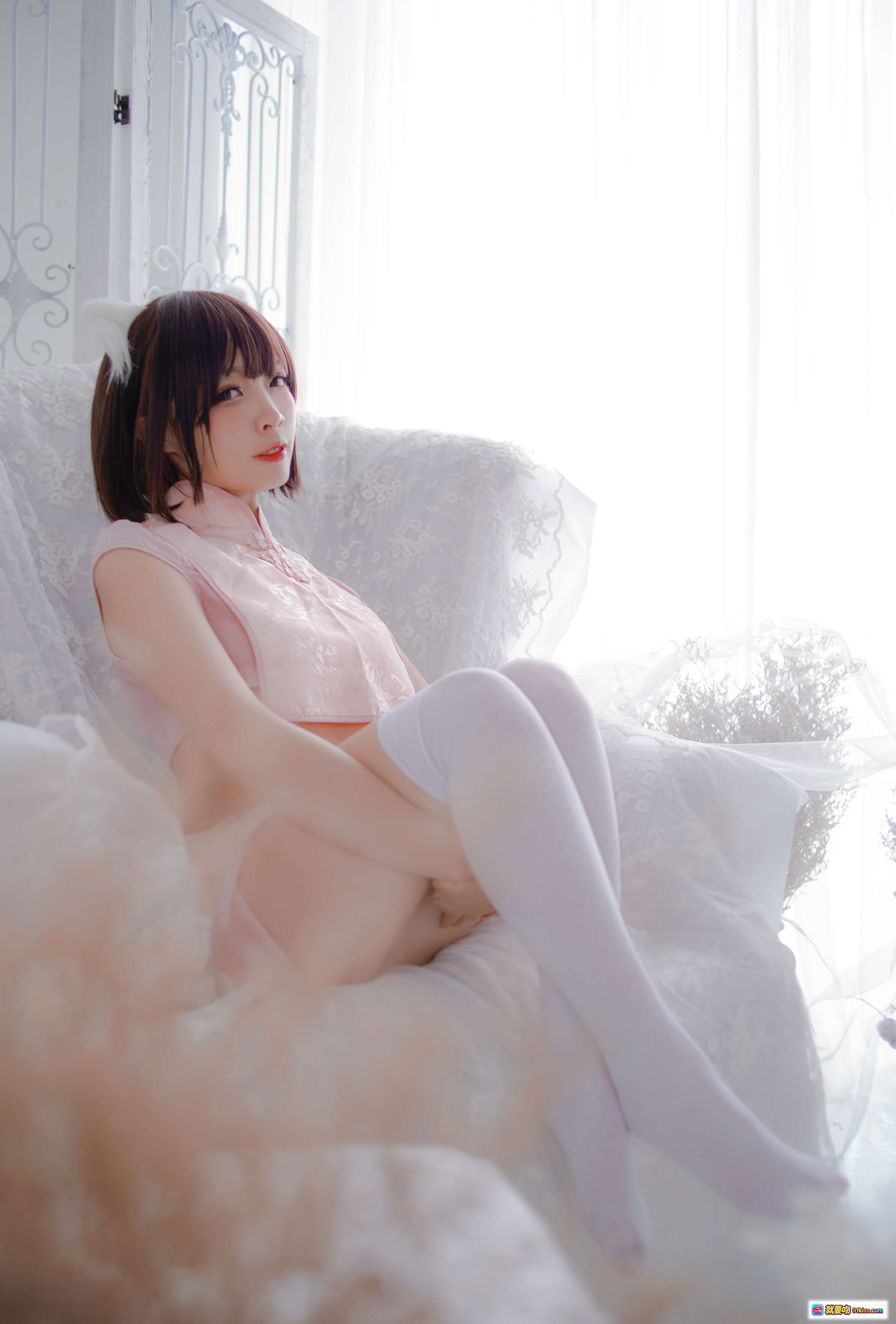 图片[1] - 二佐Nisa NO.013 粉色旗袍写真 白丝美腿 甜美少女风 室内柔光摄影 40P高清图集 - 就要吻