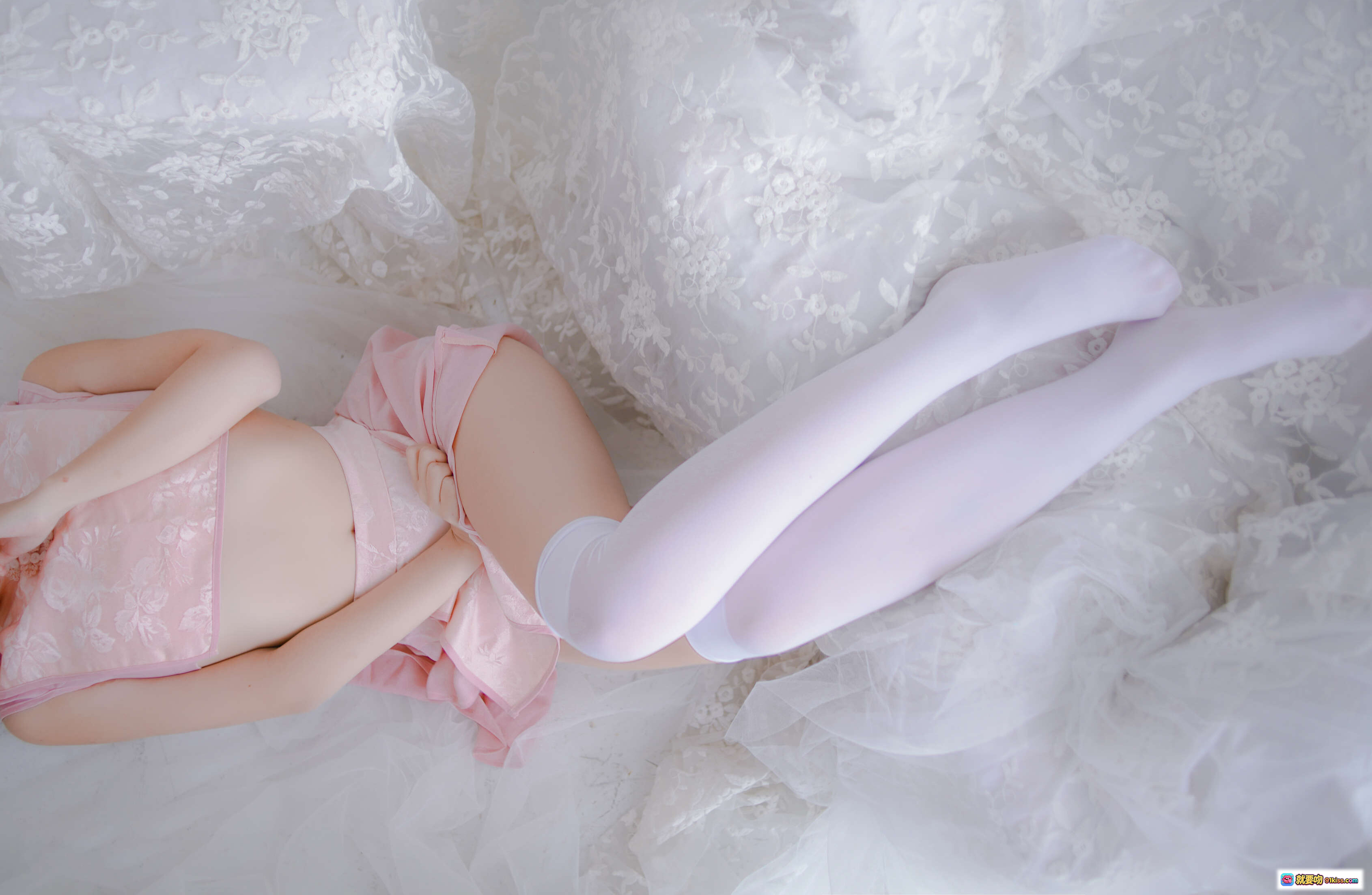 图片[4] - 二佐Nisa NO.013 粉色旗袍写真 白丝美腿 甜美少女风 室内柔光摄影 40P高清图集 - 就要吻