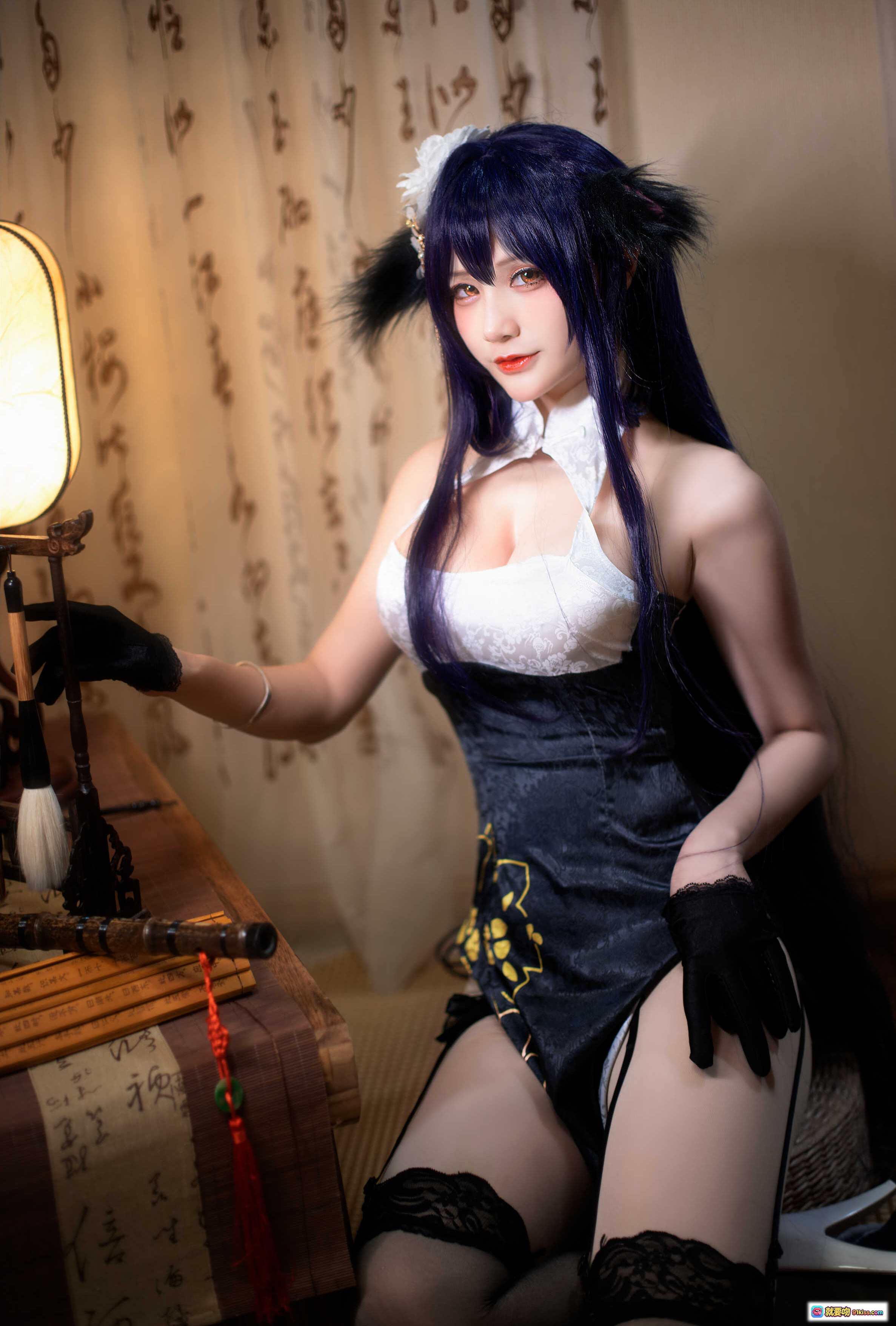 图片[8] - 仙九Airi NO.011 吾妻 Cosplay写真 | 蓝发猫耳少女 | 和风室内场景 | 黑丝蕾丝吊袜带 | 白色内衣搭配深色长裙 | 古典灯笼背景 | 20P高清图集 - 就要吻