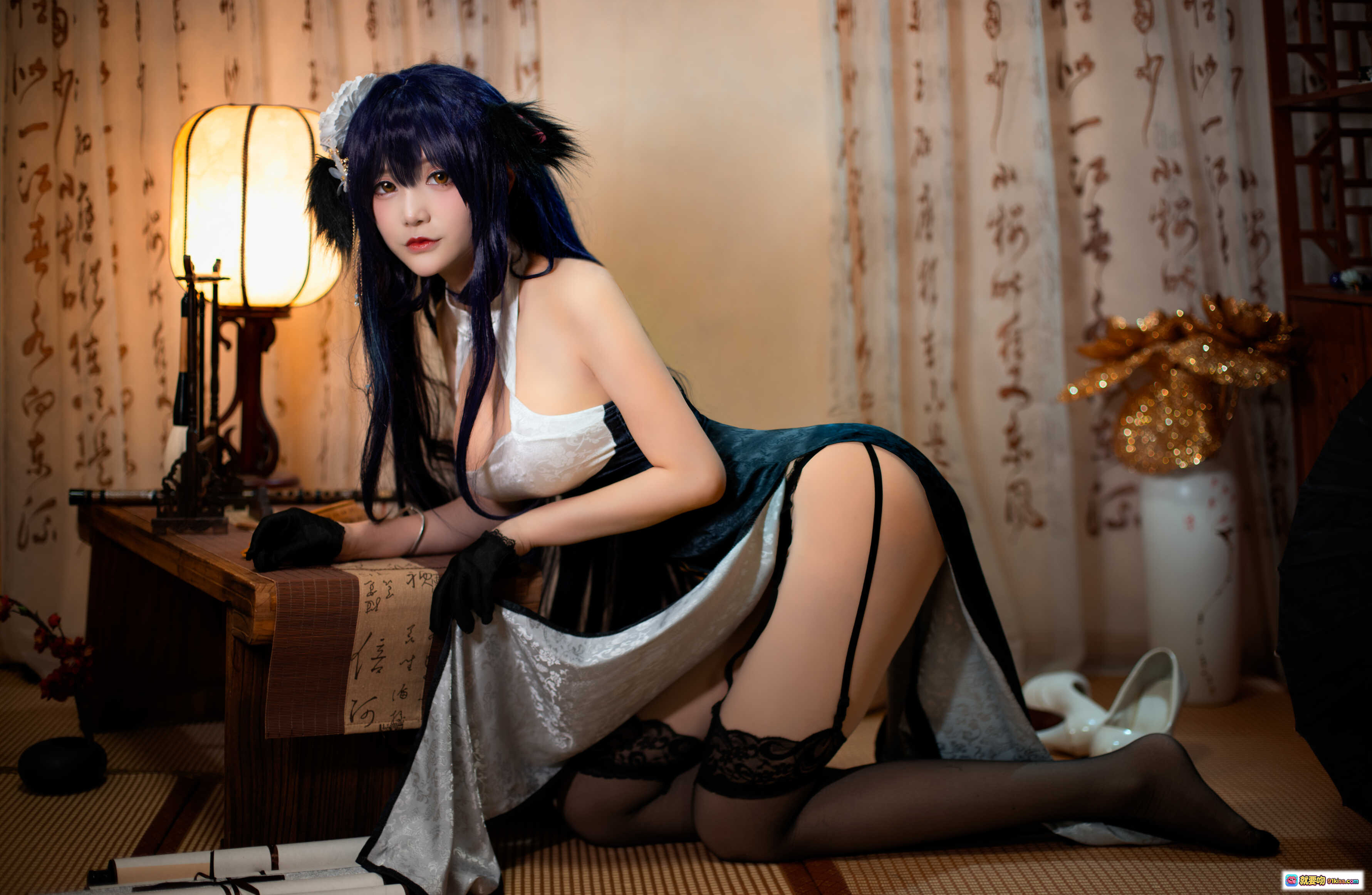 图片[1] - 仙九Airi NO.011 吾妻 Cosplay写真 | 蓝发猫耳少女 | 和风室内场景 | 黑丝蕾丝吊袜带 | 白色内衣搭配深色长裙 | 古典灯笼背景 | 20P高清图集 - 就要吻