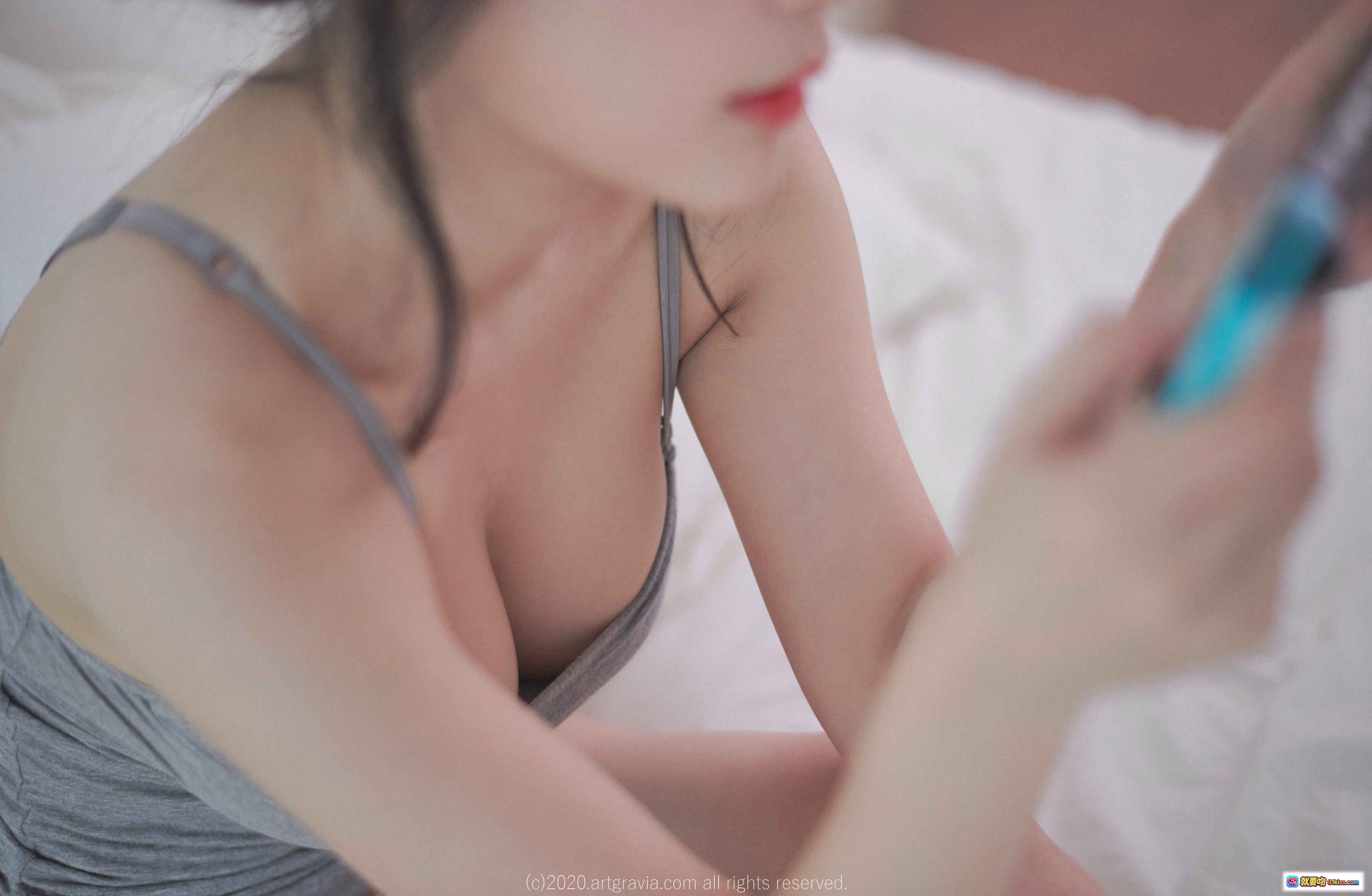 图片[9] - 姜仁卿 NO.026 ARTGRAVIA_VOL161 灰色吊带私房写真 手持游戏手柄 床上美腿特写 清纯性感氛围感大片 - 就要吻