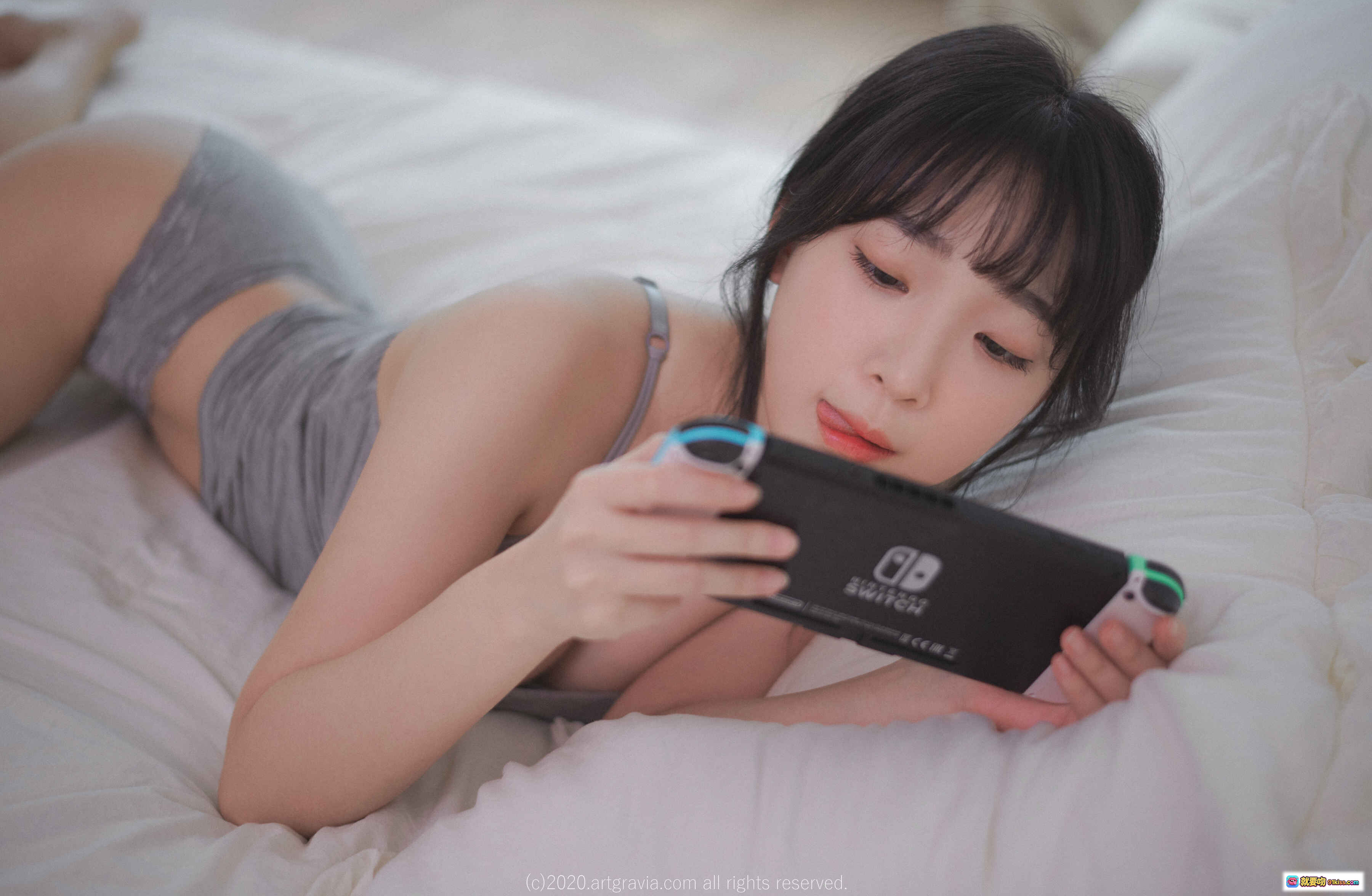 图片[7] - 姜仁卿 NO.026 ARTGRAVIA_VOL161 灰色吊带私房写真 手持游戏手柄 床上美腿特写 清纯性感氛围感大片 - 就要吻