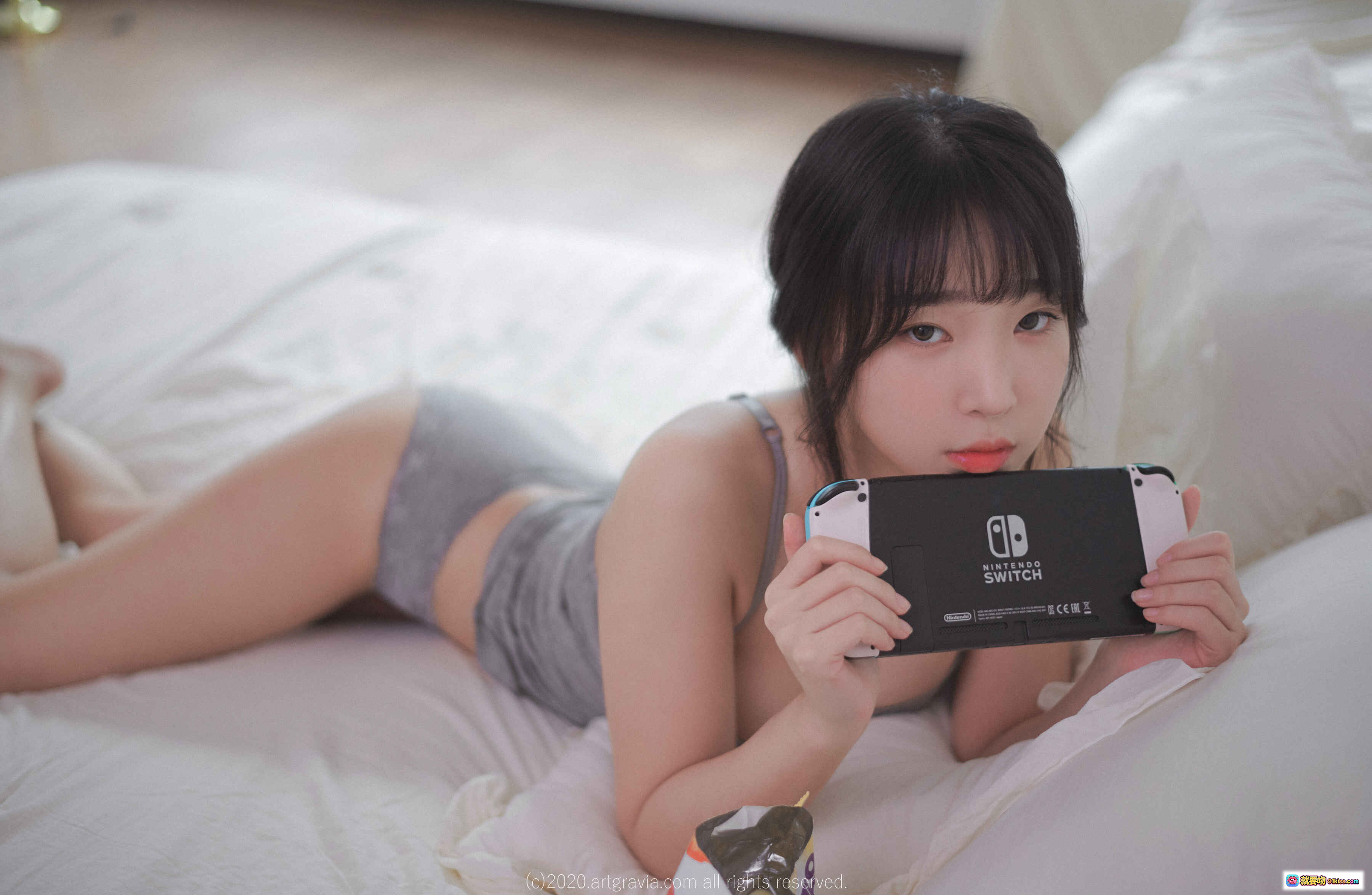 图片[8] - 姜仁卿 NO.026 ARTGRAVIA_VOL161 灰色吊带私房写真 手持游戏手柄 床上美腿特写 清纯性感氛围感大片 - 就要吻