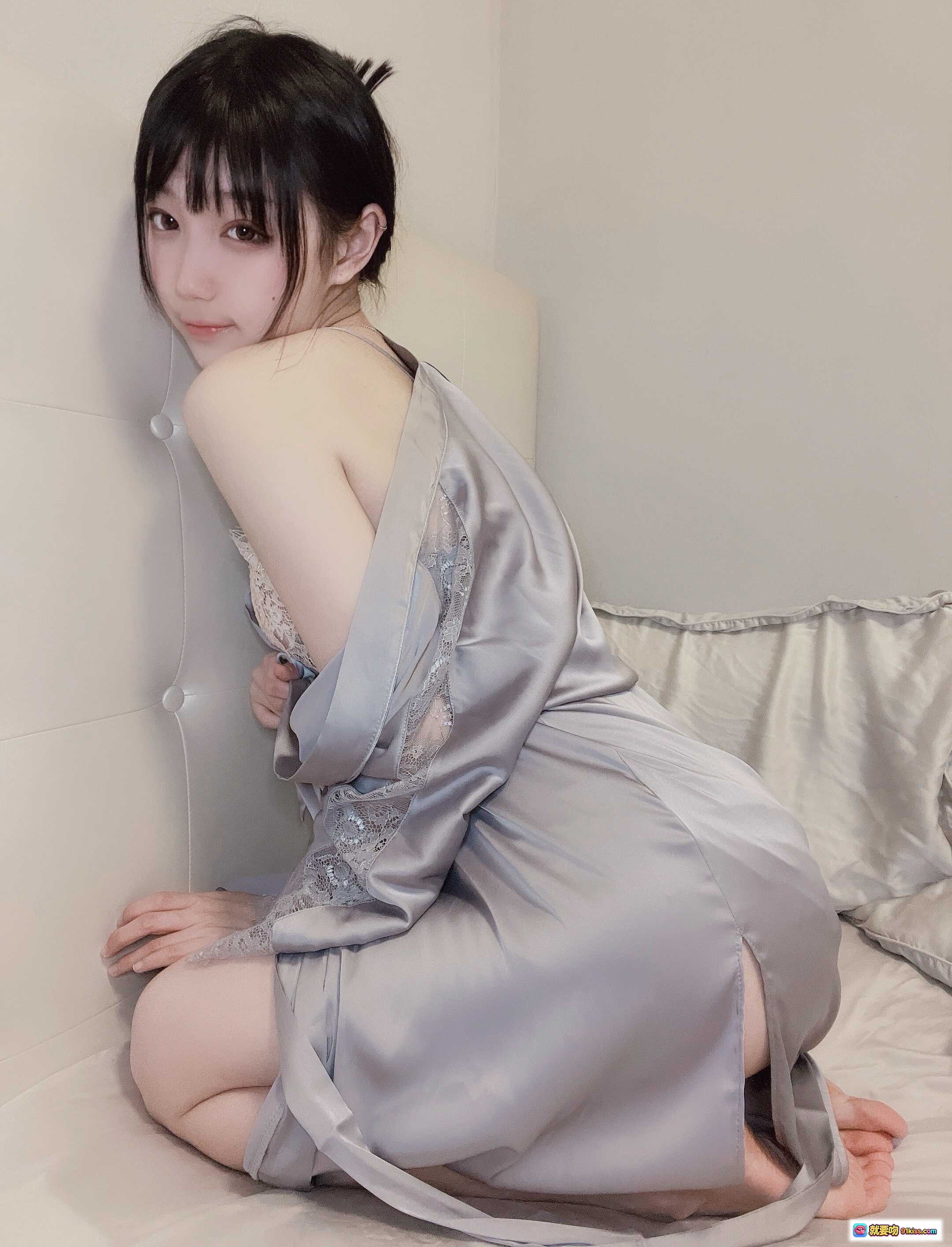 图片[6] - 周叽可爱兔兔NO.025今夕何夕睡袍写真｜蕾丝内衣搭配丝绸浴袍美腿私房照 - 就要吻