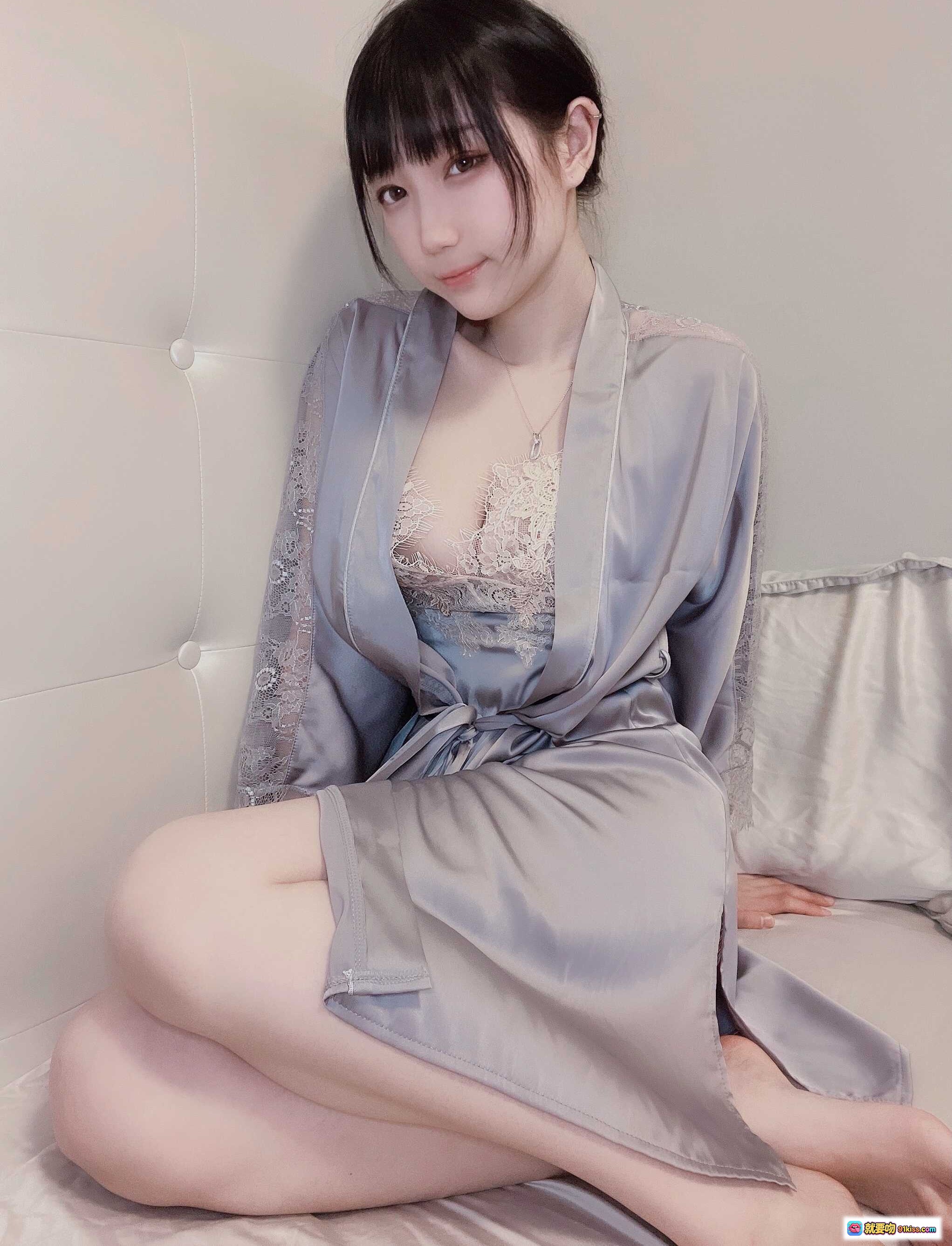 图片[4] - 周叽可爱兔兔NO.025今夕何夕睡袍写真｜蕾丝内衣搭配丝绸浴袍美腿私房照 - 就要吻