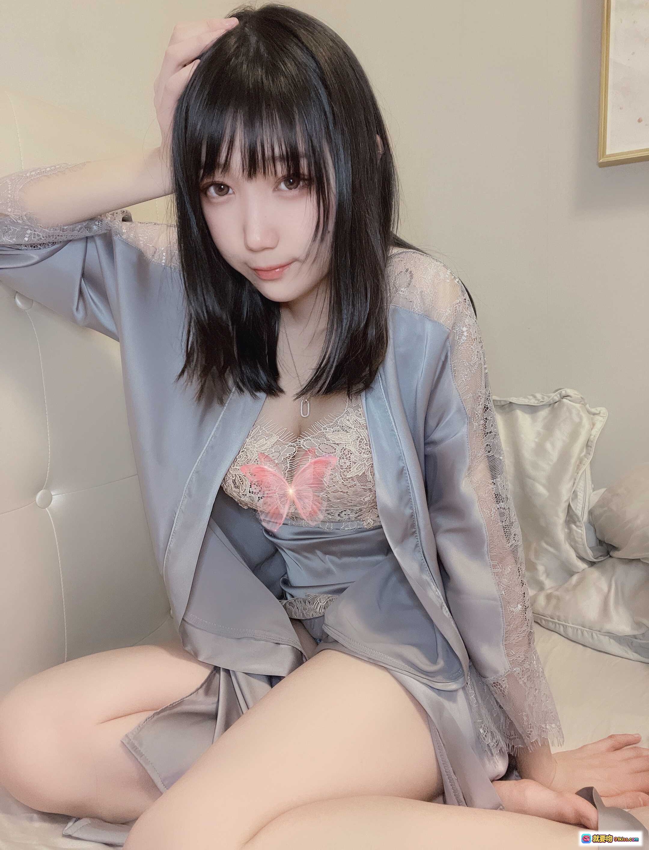 图片[2] - 周叽可爱兔兔NO.025今夕何夕睡袍写真｜蕾丝内衣搭配丝绸浴袍美腿私房照 - 就要吻