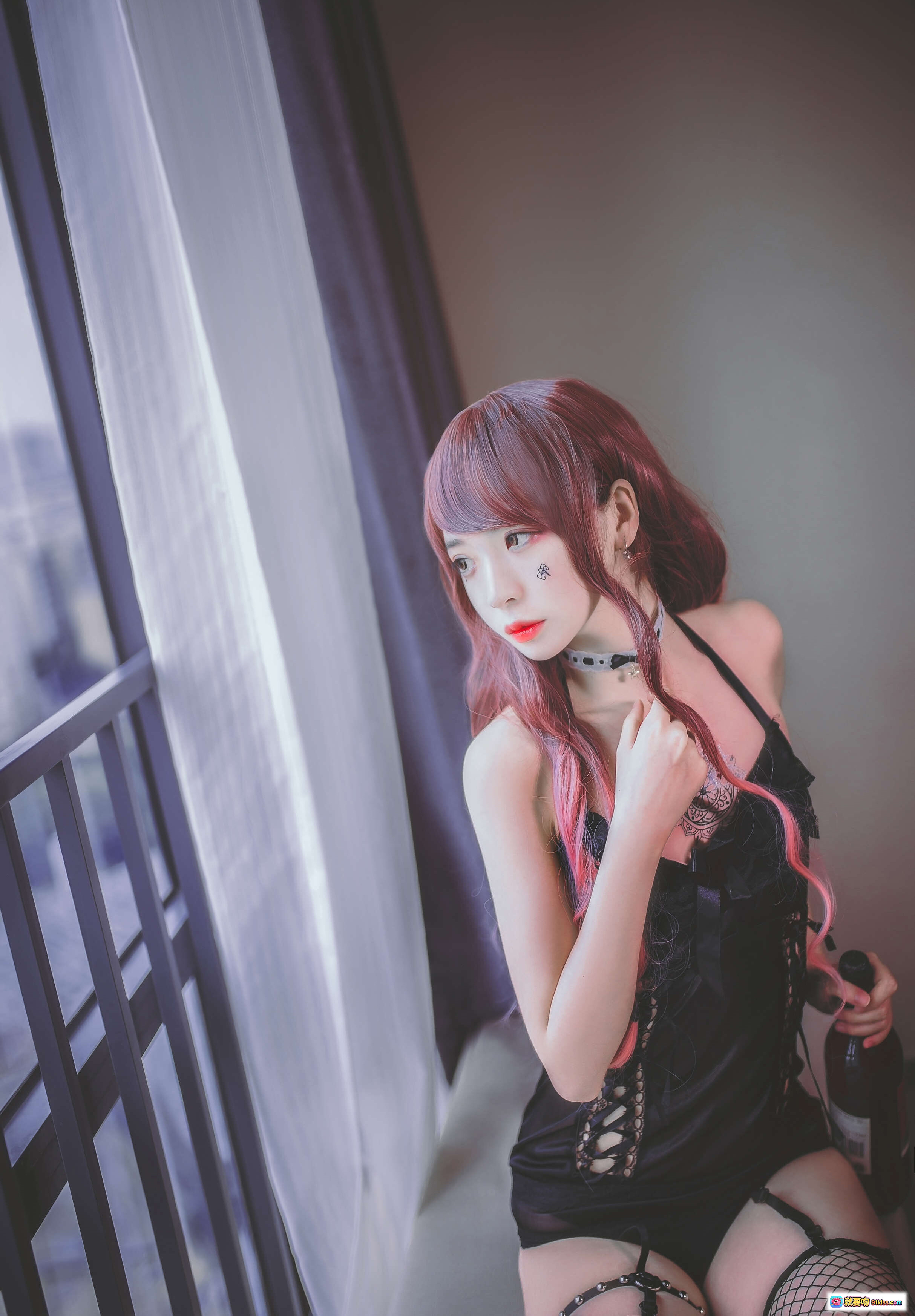 图片[3] - 疯猫ss NO.009 黑色吊带袜写真 39P高清图集 鱼网袜美腿诱惑 室内私房摄影 红酒氛围感穿搭 - 就要吻