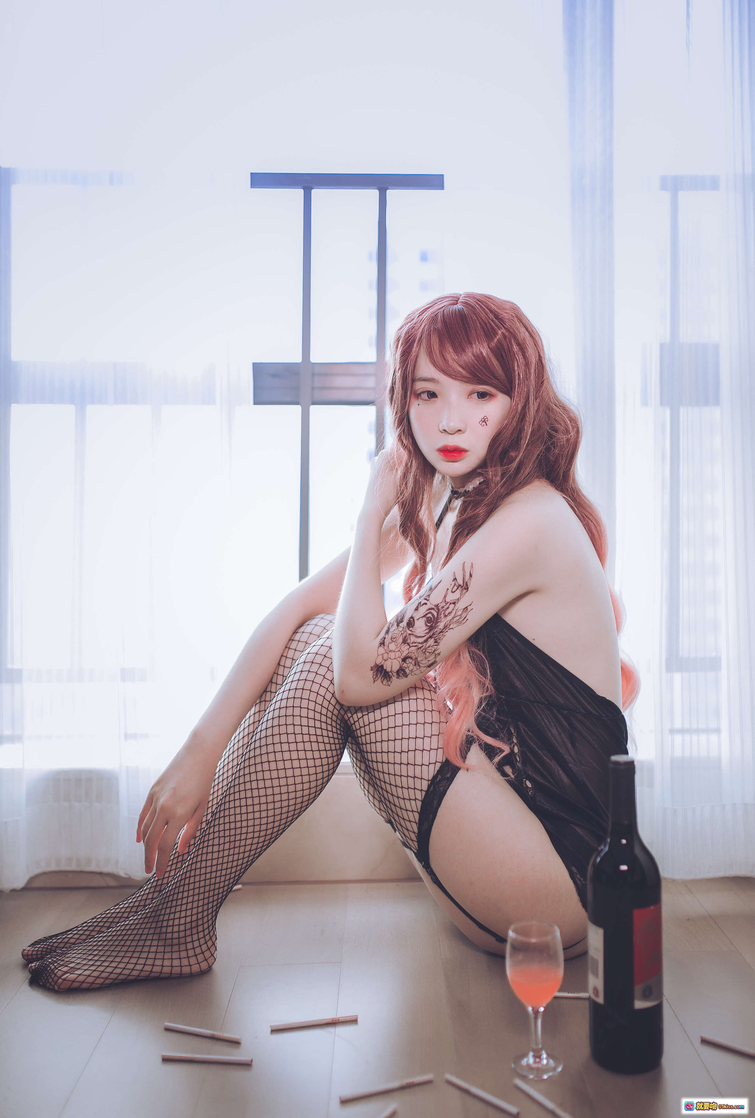 图片[8] - 疯猫ss NO.009 黑色吊带袜写真 39P高清图集 鱼网袜美腿诱惑 室内私房摄影 红酒氛围感穿搭 - 就要吻