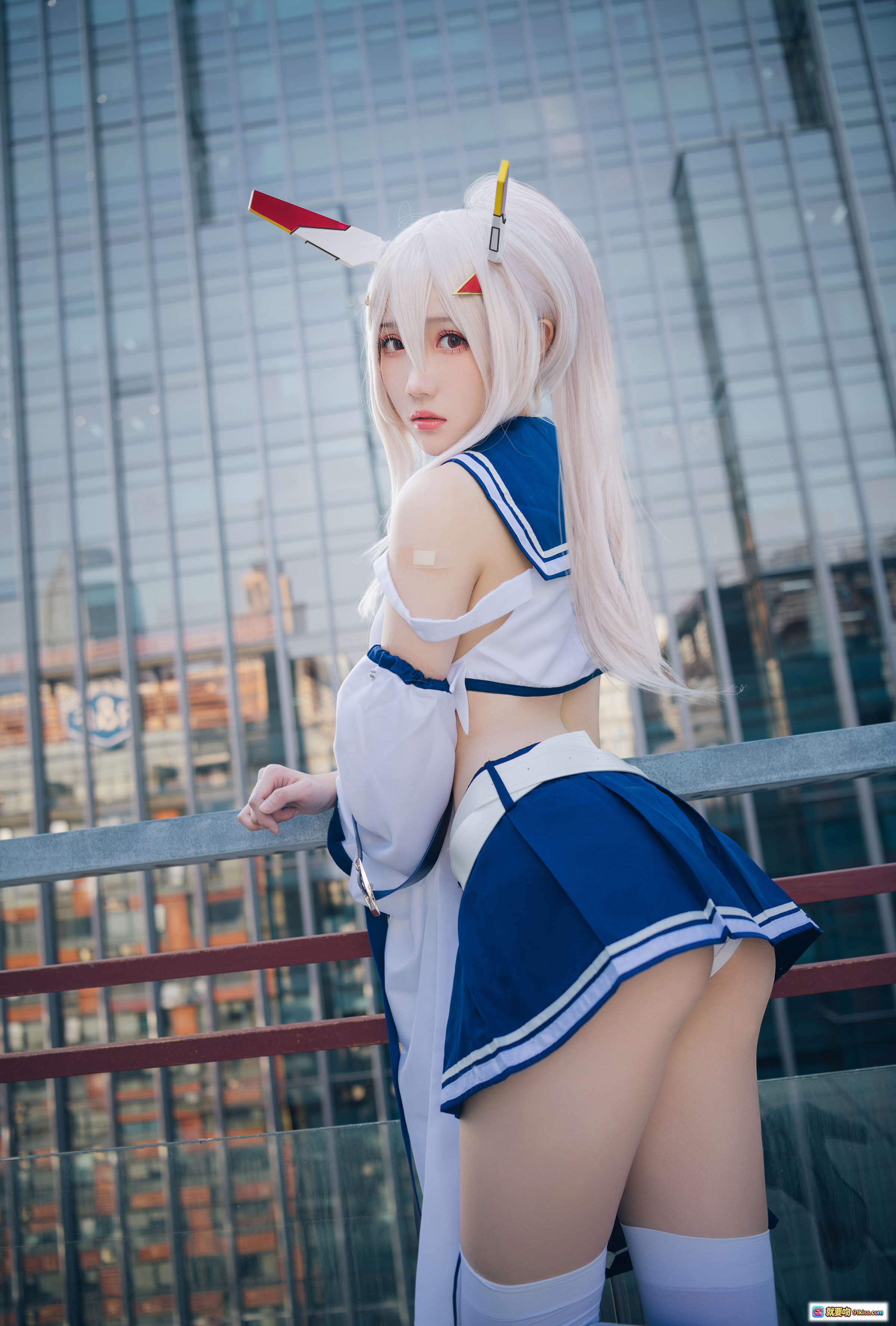 瓜希酱NO.023绫波cosplay写真 | 白发蓝裙水手服少女 | 城市天台外景 | 20P高清图集 - 就要吻