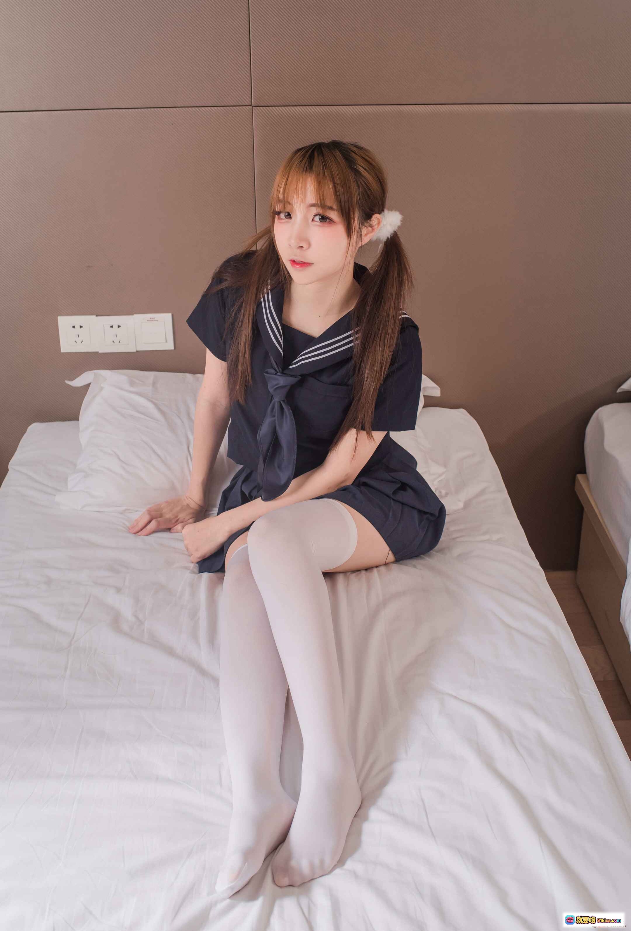 图片[8] - 二佐Nisa NO.060 制服黑丝美腿写真 61P高清图集 床上优雅姿势 黑色短裙搭配透肤丝袜 足部夹瓶创意拍摄 - 就要吻