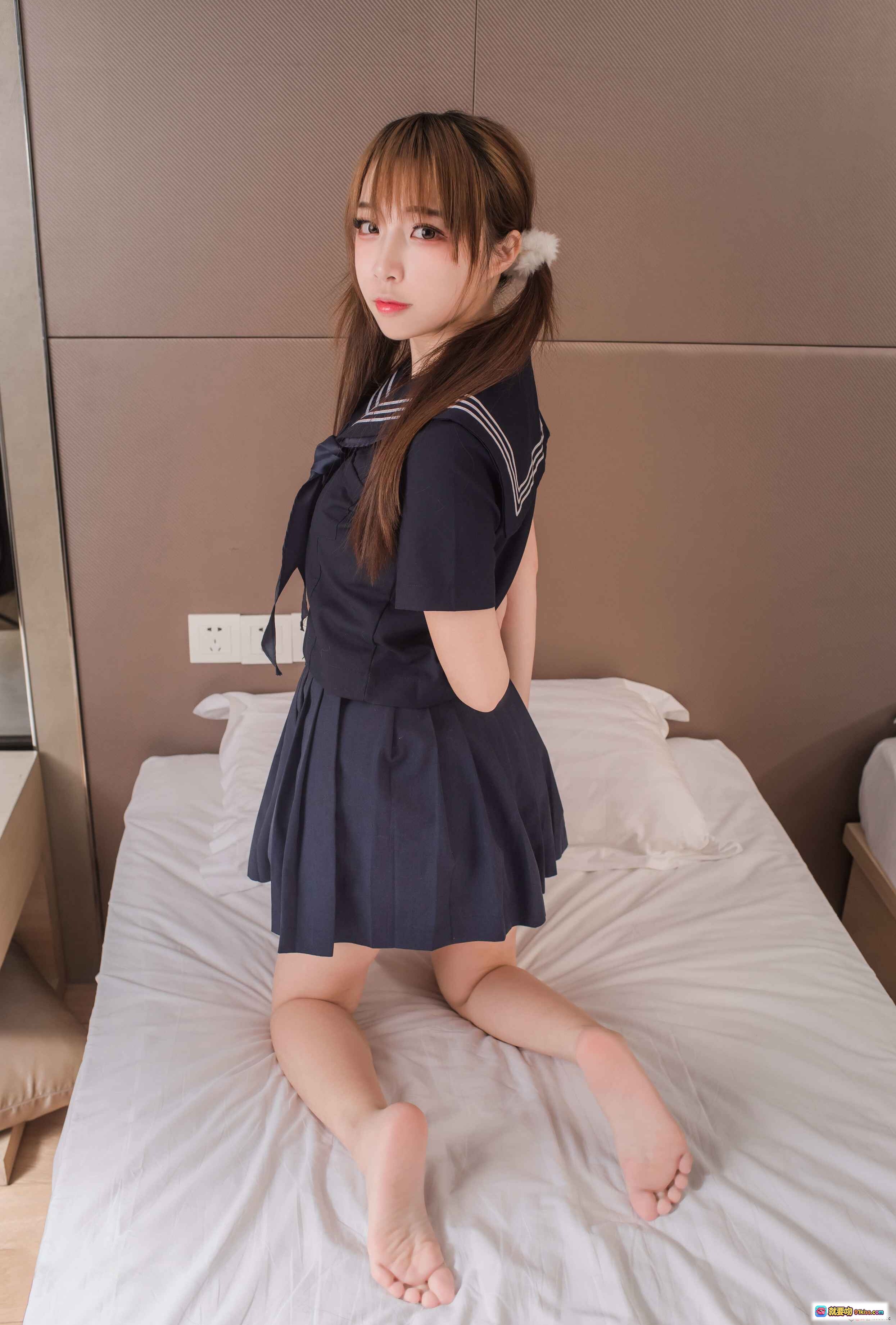 图片[4] - 二佐Nisa NO.060 制服黑丝美腿写真 61P高清图集 床上优雅姿势 黑色短裙搭配透肤丝袜 足部夹瓶创意拍摄 - 就要吻