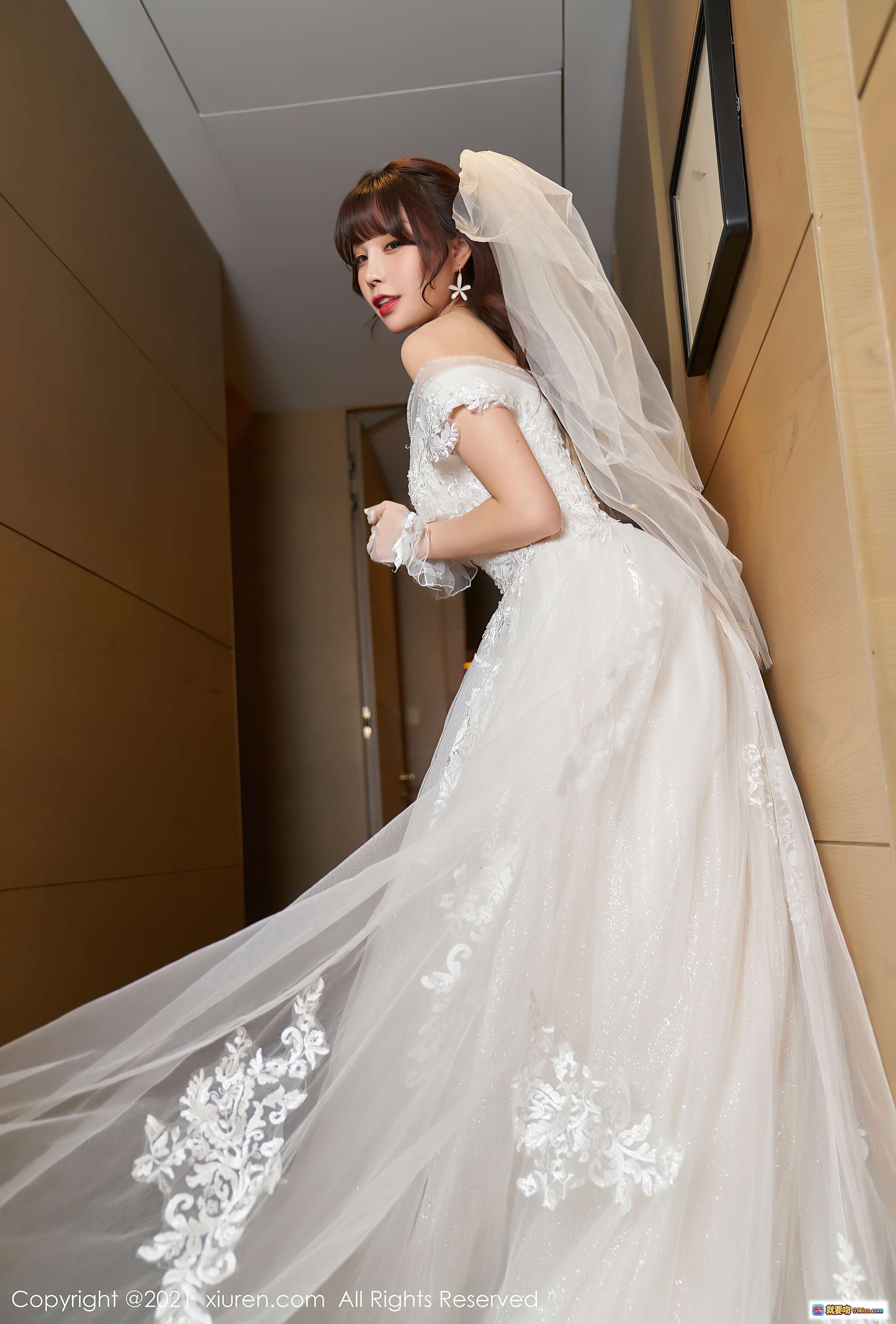 芝芝Booty婚纱写真｜露肩蕾丝长拖尾白纱｜轻盈头纱优雅新娘造型｜秀人网2021精选摄影 - 就要吻