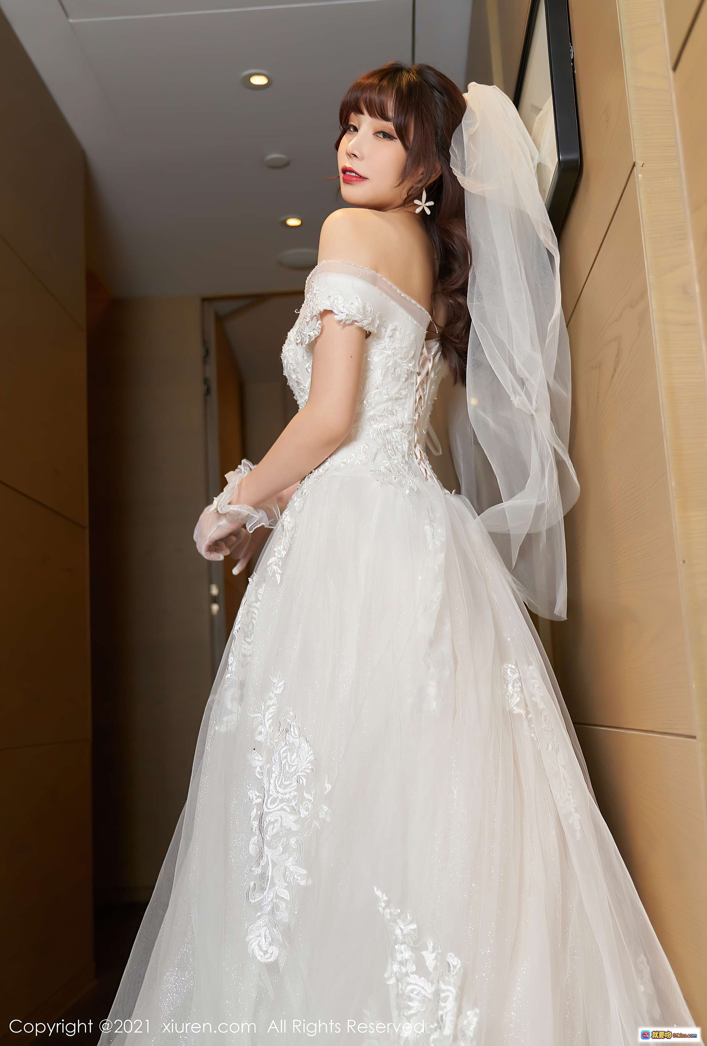 图片[7] - 芝芝Booty婚纱写真｜露肩蕾丝长拖尾白纱｜轻盈头纱优雅新娘造型｜秀人网2021精选摄影 - 就要吻