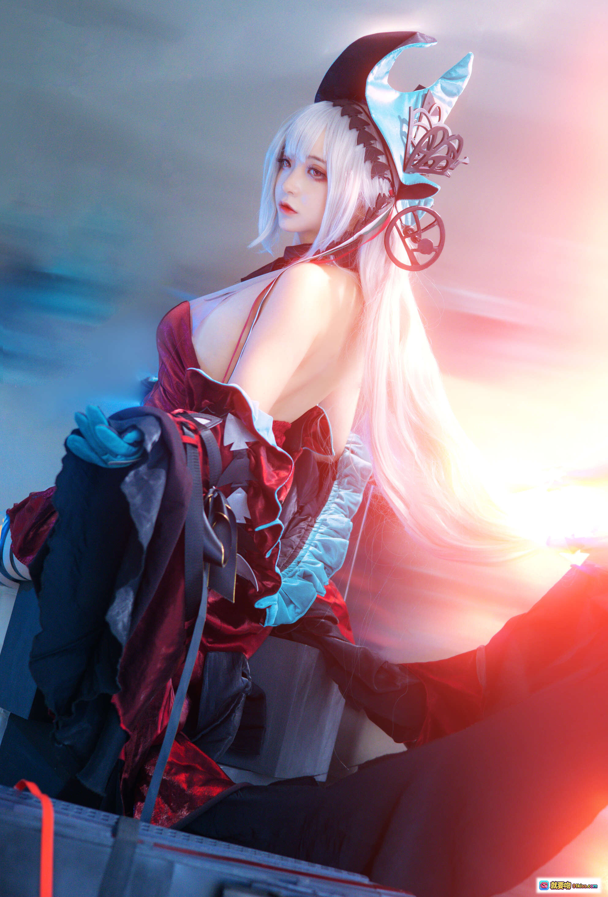 图片[5] - 疯猫ss NO.112 浊心斯卡蒂Cosplay写真｜红黑哥特风+发光特效+水景氛围+白发女巫造型+高跟长靴+精致道具还原 - 就要吻