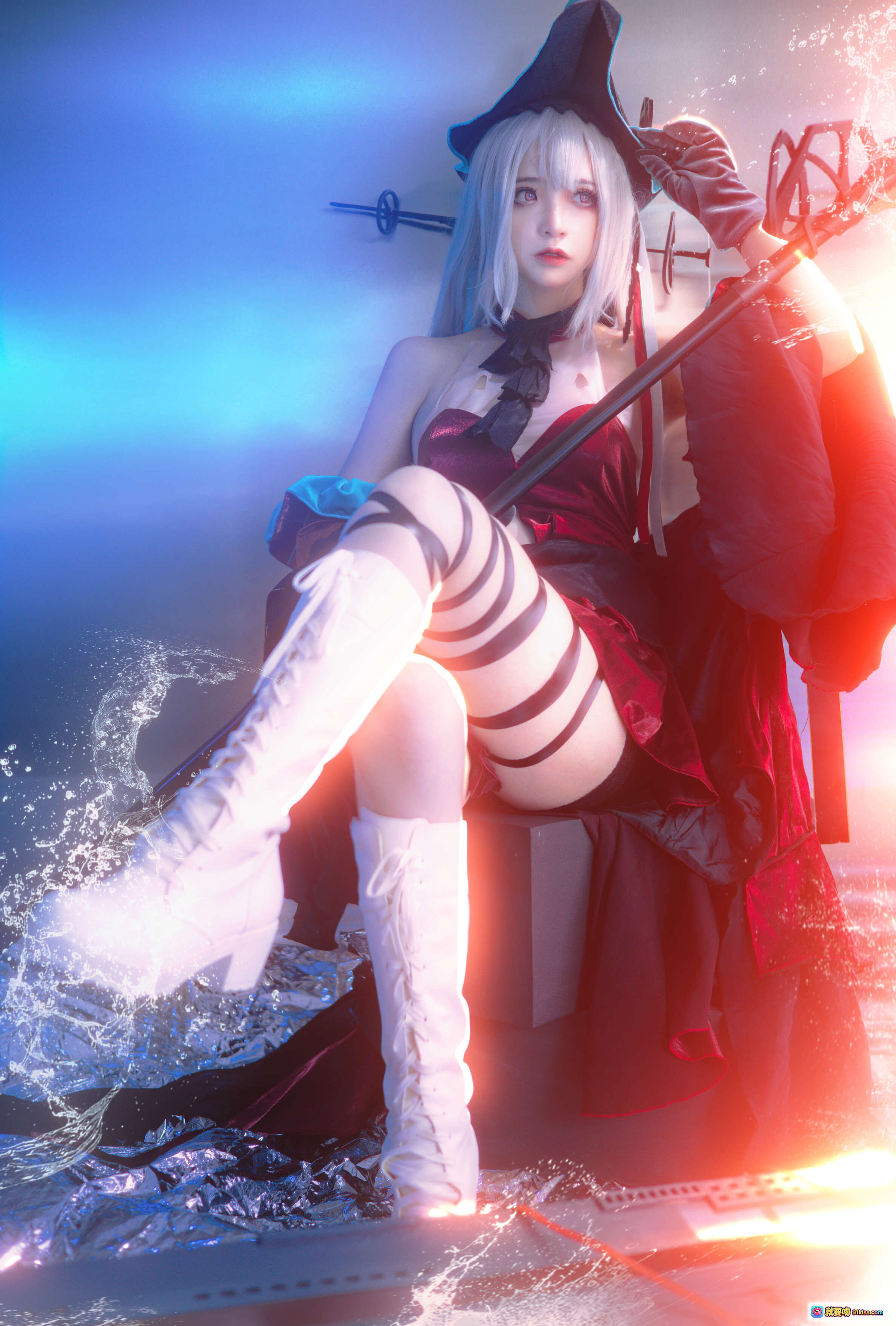 图片[3] - 疯猫ss NO.112 浊心斯卡蒂Cosplay写真｜红黑哥特风+发光特效+水景氛围+白发女巫造型+高跟长靴+精致道具还原 - 就要吻