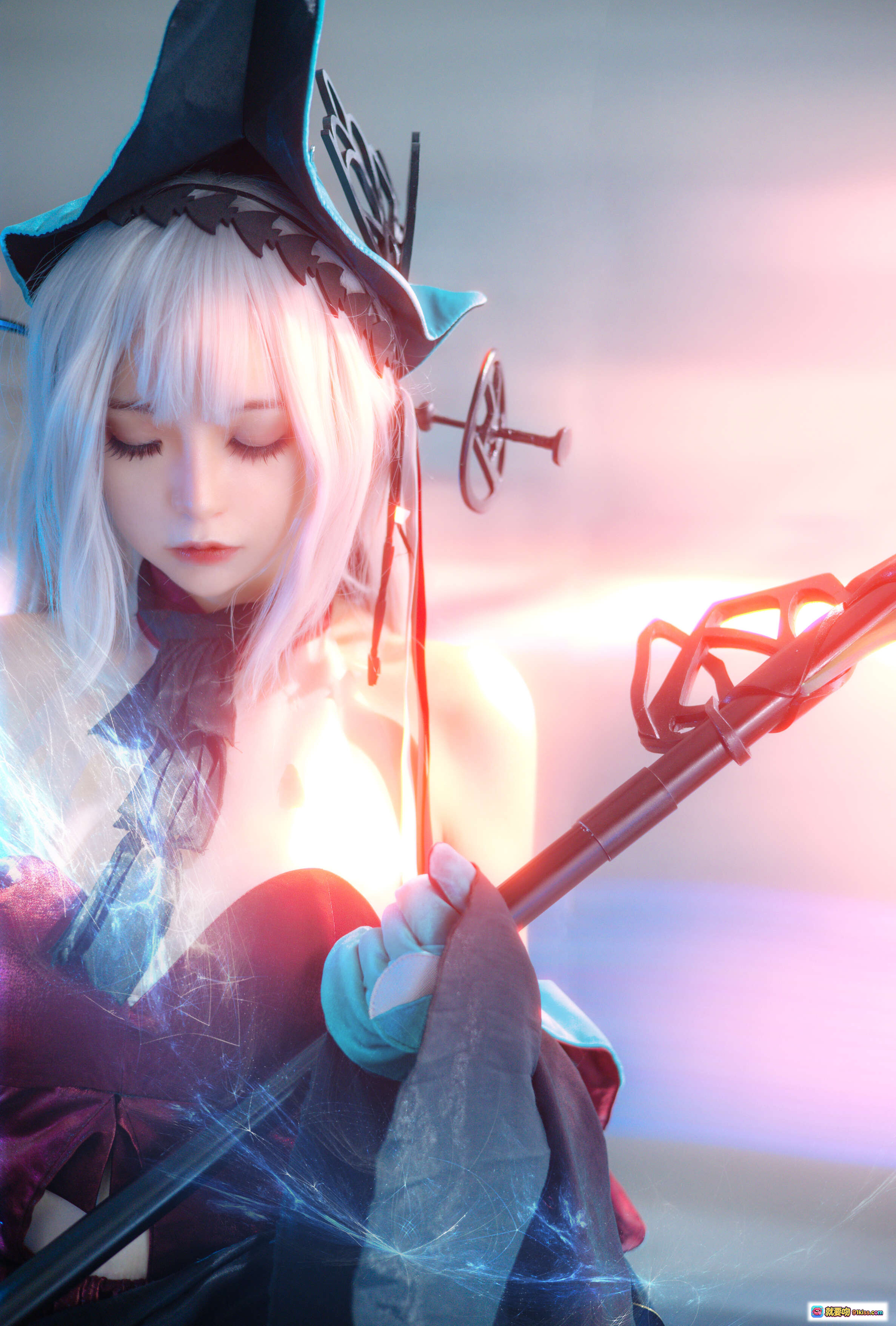 图片[10] - 疯猫ss NO.112 浊心斯卡蒂Cosplay写真｜红黑哥特风+发光特效+水景氛围+白发女巫造型+高跟长靴+精致道具还原 - 就要吻