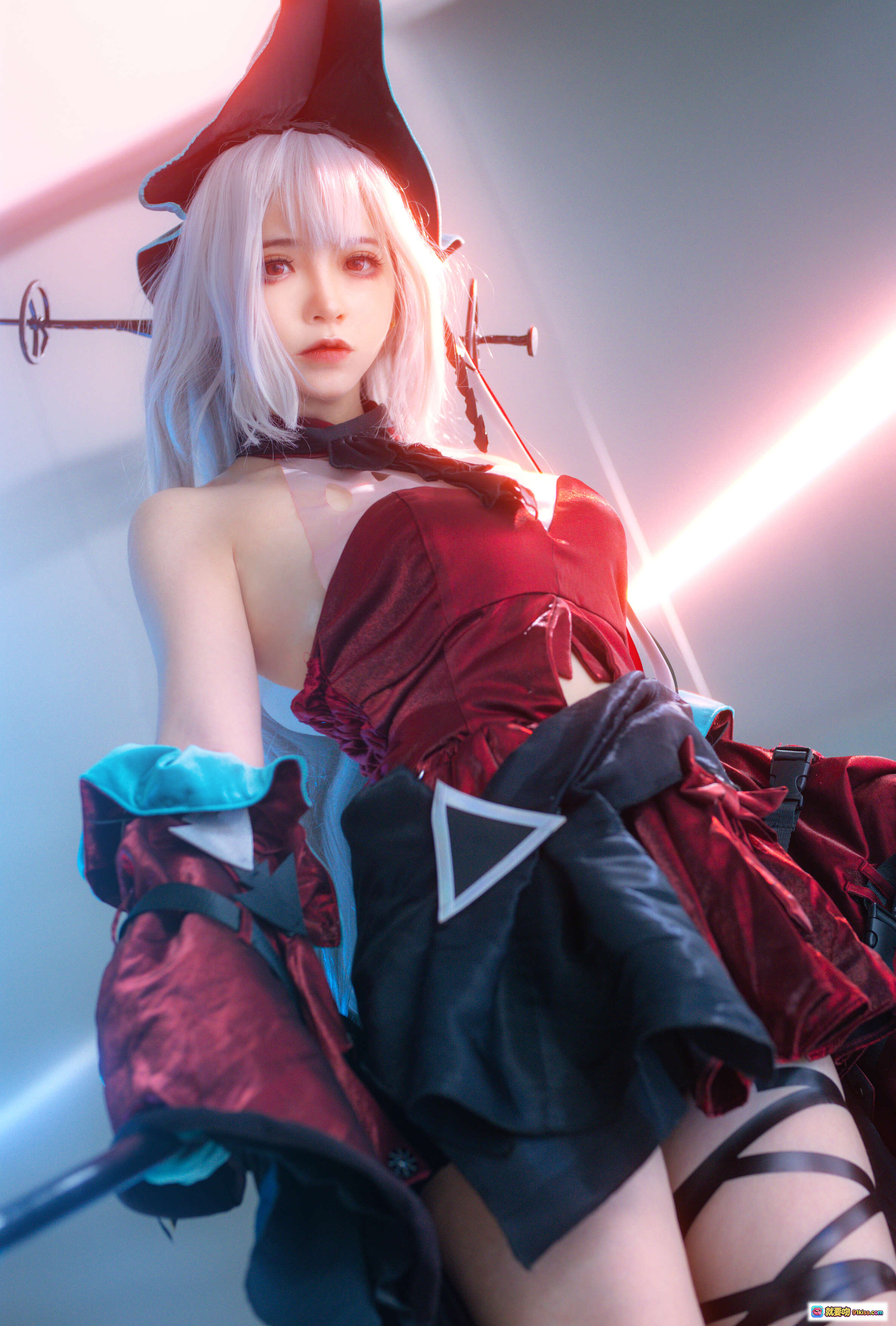 图片[2] - 疯猫ss NO.112 浊心斯卡蒂Cosplay写真｜红黑哥特风+发光特效+水景氛围+白发女巫造型+高跟长靴+精致道具还原 - 就要吻