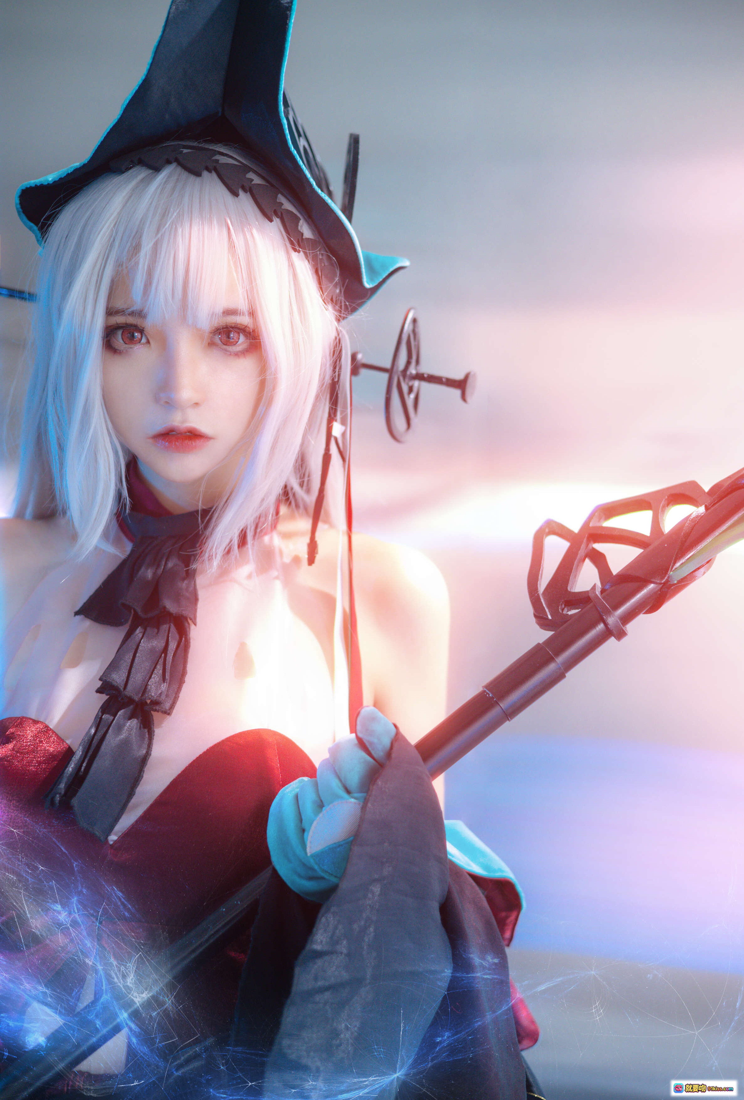 图片[7] - 疯猫ss NO.112 浊心斯卡蒂Cosplay写真｜红黑哥特风+发光特效+水景氛围+白发女巫造型+高跟长靴+精致道具还原 - 就要吻